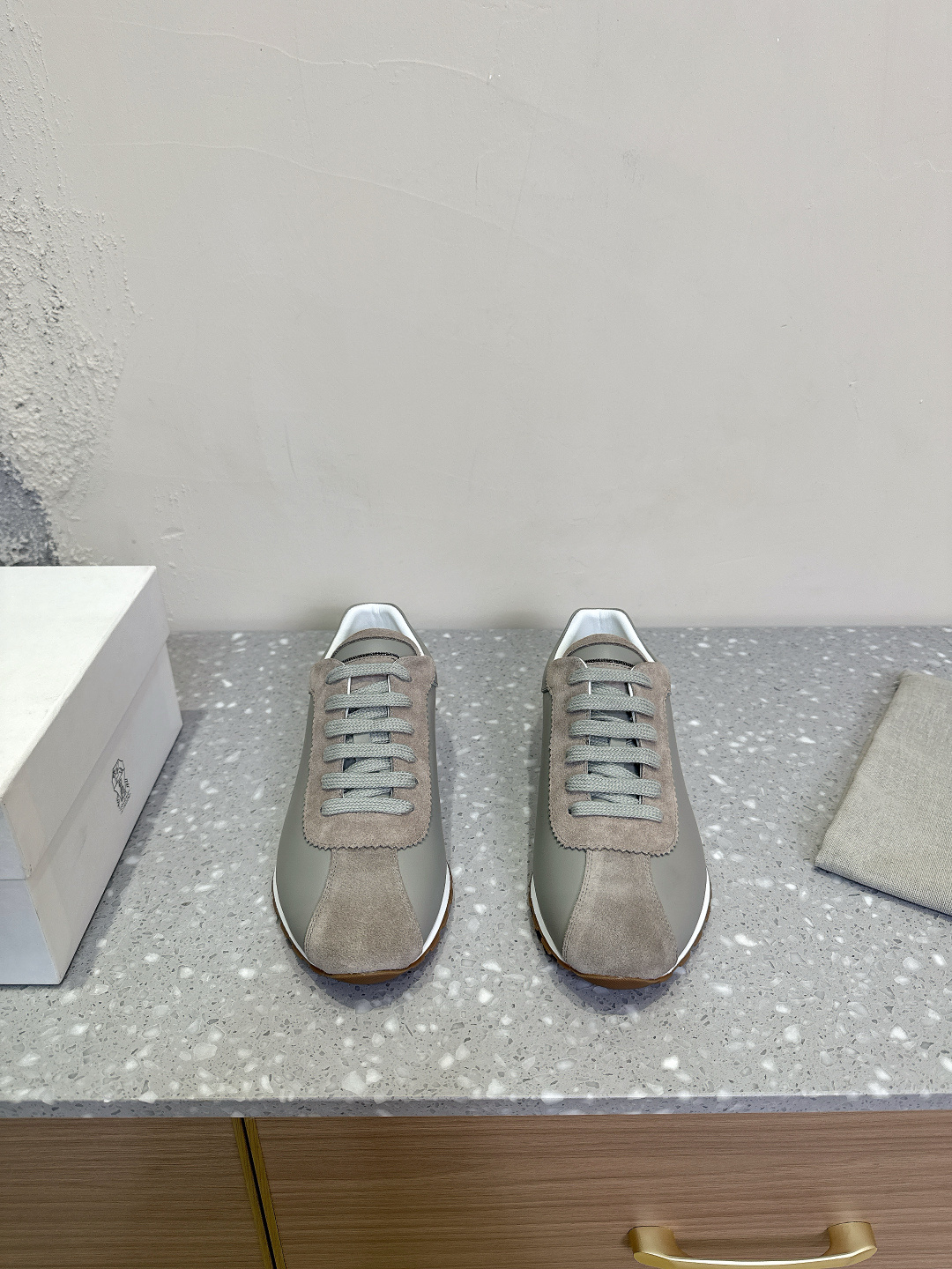 NO:164232,Brunello Cucinelli 25ss early spring new style lace-up series casual shoes minimalist style, pure handmade tandem bead chain accessories!  Retro and high-end!  Simple and elegant, very pleasing style!  The King of Advanced and All-Match is completely unresisting!  Very good and comfortable feet!  It looks ordinary, thin and handsome in dressing!  No limit to any occasion, daily work, fashionable and capable!  Super versatile!  Super durable, imported suede/imported cowhide, imported sheepskin, sole original open mold TPU sole Size35-39 (40.41.42 custom-made, non-return and exchange), casual shoes/sports shoes, brunello cucinelli, sneakers, cowhide, sheepskin, chamois leather19860909Brunello Cucinelli 25ss早春新款 系带系列 休闲鞋 极简主义风格,纯手工串联珠链配饰！复古又高级！简约又大气, 属于非常耐看的款式！高级百搭之王 完全没有抵抗力！脚感很好很舒服！看起来平平无奇,穿起来又瘦又帅！不局限任何场合,日常工作、时尚又干练！超级百搭！超级耐看 鞋面进口麂皮/进口牛皮 内里进口羊皮 鞋底原版开模TPU大底 Size35-39（40.41.42定制不退换）,休闲鞋/运动鞋,brunello cucinelli,sneakers,cowhide,sheepskin,chamois leather,Women's Shoes