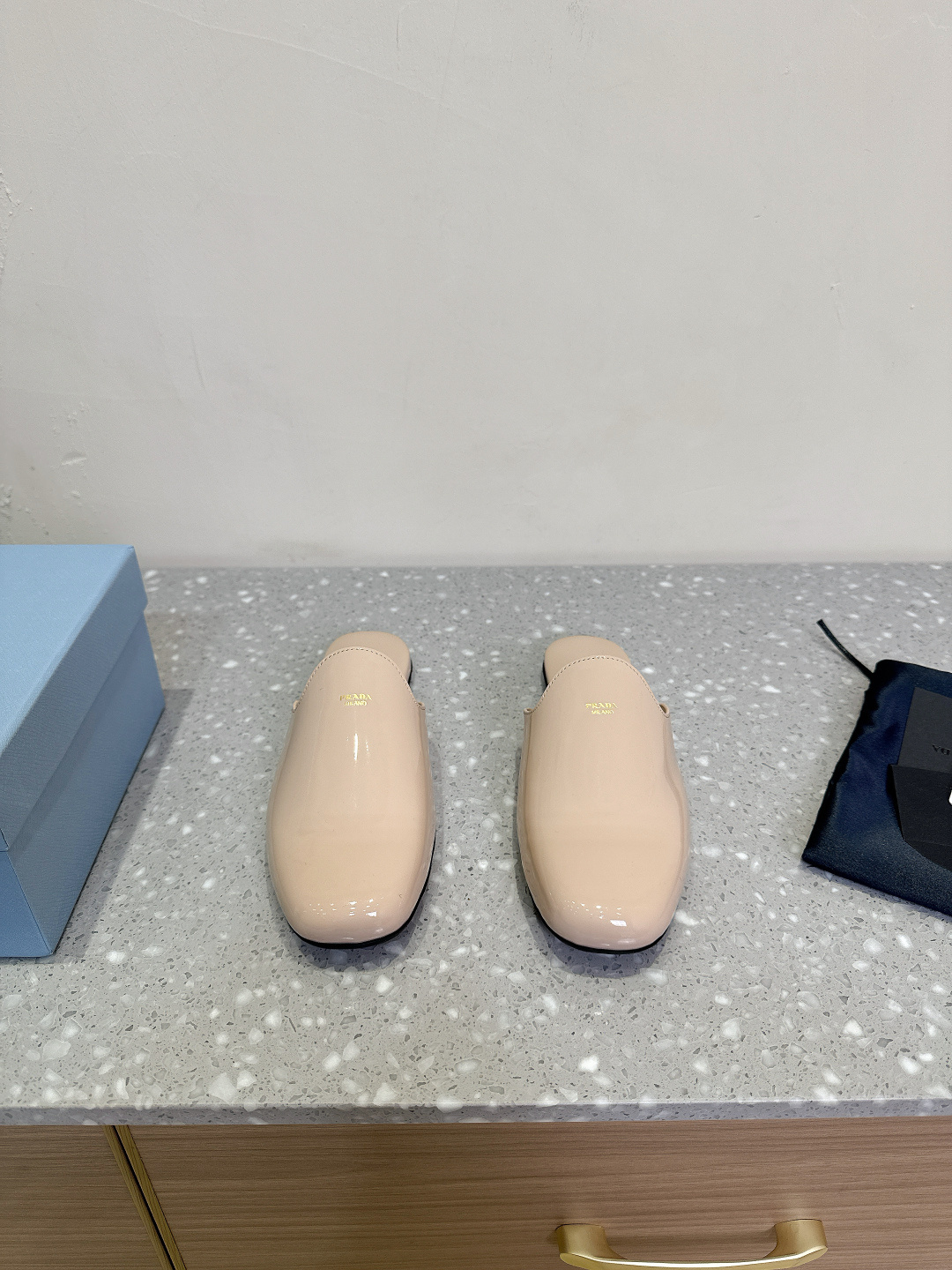 NO:164252,PRADA 25ss Spring and Summer New Style, Flat-bottom square-headed Baotou semi-drag. The simple design is probably its favorite point. It is not the kind that is a mess, and it has its own brand personality!  The beautiful and fashionable item on the feet. Wear it in spring and pair it with a beautiful skirt and you can go out for a walk~ The original fabric is made of open-edge beads, inner footbed sheepskin, soles imported from Italy, size 35-40 (40 custom made, non-return and exchange), semi-wrap, prada, prada, skirts, sheepskin, Leather soles19860909PRADA 普拉达 25ss春夏新款 平底方头包头半拖 简单的设计大概就是它最让人喜欢的点 不是烂大街的那种 很有自己的品牌个性！上脚美爆好看又时髦的决绝子单品 开春穿上它配上美美小裙子就可以去踏青啦～ 面料原版采用开边珠 内里垫脚羊皮 鞋底意大利进口真皮大底 码数35-40（40 订做不退换）,半拖,prada,prada,skirts,sheepskin,Leather soles,Women's Shoes