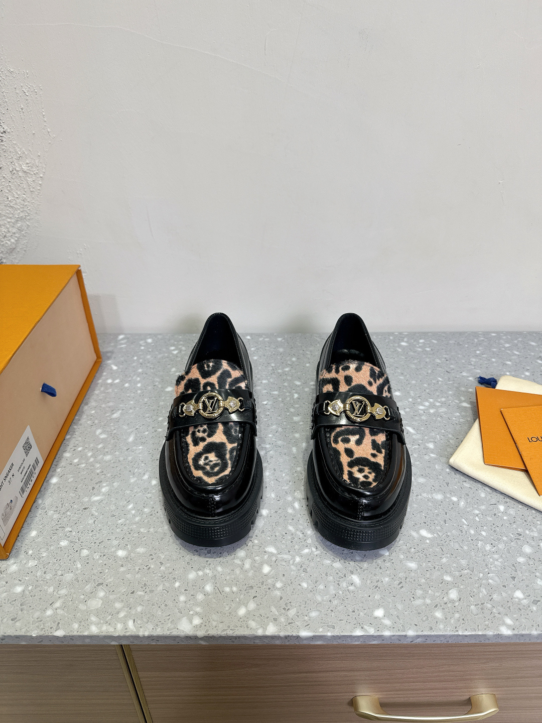 NO:164243,Louis Vuitto Classic new Skate sports and casual thick soles your outfits share today Louis Vuitton Presbyterian thick soles Archlight sports shoes are from cowhide leather cut into a fun configuration. The pair of laces are embellished with beads. The wide tongue and wavy outsole establish recognition. Both are decorated with Cire logos. The original imported edge beads/horse hairs. Inner footbed sheepskin. The sole is original rubber foam soles. Size35-40 (40 customization, no return or exchange), loafers, louis vuitton, louis vuitton, loafers, sneakers, cowhide, sheepskin19860909Louis Vuitto 路易威登 经典新款 Skate运动休闲厚底鞋 你的穿搭今日分享 Louis Vuitton 老花厚底乐福鞋 Archlight 运动鞋出自 以牛皮革裁成妙趣构型.双鞋带点缀标识串珠.宽大鞋舌和波浪形外底树立辨识度,二者均饰有 Cire 标识 面料原版进口开边珠/马毛 内里垫脚羊皮 鞋底原版橡胶发泡大底 Size35-40（40定制不退换）,乐福鞋,louis vuitton,louis vuitton,loafers,sneakers,cowhide,sheepskin,Women's Shoes