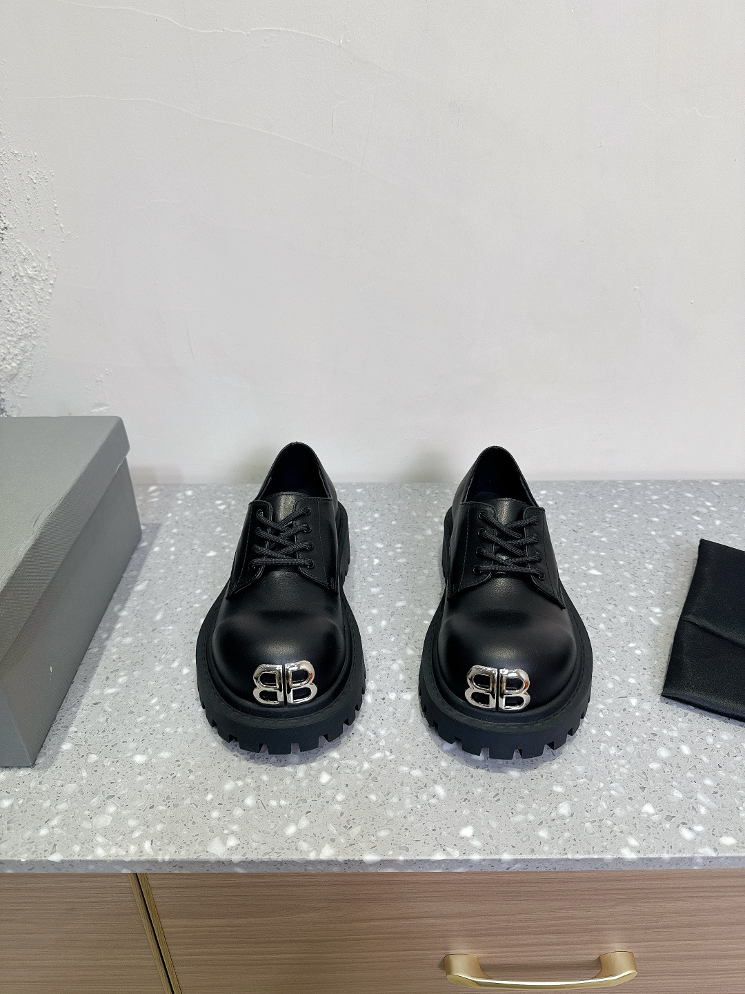 NO:164246,BALENCIAGA New Stomper Derby Big Head Derby Shoes This pair of shoes is simply the dark horse in the trend circle this year. The exaggerated big head design makes people fall in love with it at a glance!  When I saw it at first, I was attracted by the big B-shaped logo. It’s so recognizable!  When you wear it, you can easily control it whether it is paired with tight jeans or wide-leg pants, and it is full of fashion sense!  Double B decorative buckle is made of pure copper hardware hand-in-made fabric original full-grain cowhide, inner foot pad water dyed cowhide, sole original rubber outsole, size 35-39 (40 custom made, no return or replacement), loafers, balenciaga, balenciaga, tom ford, loafers, jeans, cowhide19860909BALENCIAGA 巴黎世家 新款 Stomper Derby 大头德比鞋 这双鞋简直是今年潮流圈的黑马,夸张的大头设计,让人一眼就爱上！ 第一眼看到它,就被那双大大的B字logo吸引了,太有辨识度了吧！ 穿上它,无论是搭配紧身牛仔裤还是阔腿裤,都能轻松驾驭,时尚感爆棚！ 双B装饰扣采用纯铜五金手工镶嵌制作 面料原版全粒面牛皮 内里垫脚水染牛皮 鞋底原版橡胶大底 码数35-39（40定做不退不换）,乐福鞋,balenciaga,balenciaga,tom ford,loafers,jeans,cowhide,Women's Shoes