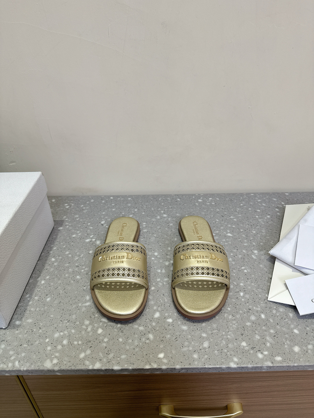 NO:164249,Dior 25ss Spring and Summer New D-Lane Hollow Flat-Soled Round Toe Open-toe Slippers Sun Sandals Spring Season Ready-toe Slippers New items from the iviera limited series, which combines high-definition style and casual temperament. The asymmetric white cowhide upper is paired with adjustable buckles to highlight the ankle lines. It can be worn with iviera limited series items. Upper imported calfskin/original open mold pure copper hardware buckle inner water dyed sheepskin outsole original Italian leather outsole size 35-39 (40 custom made without return and exchange), slippers, dior, dior, sandals, slippers, cowhide, sheepskin, Leather soles19860909Dior 迪奥 25ss春夏新款 D-Lane 镂空平底圆头 露趾拖鞋 Sun 凉鞋春季季成衣系列的新款单品,来自 iviera 限定系列,兼具高订风格和休闲气质.不对称白色牛皮革鞋面搭配可调节的扣带,突显脚踝线条.可搭配 iviera 限定系列的单品穿着. 鞋面鞋面进口小牛皮/原版开模纯铜五金扣 内里水染羊皮 大底原版意大利真皮大底 码数35-39（40定制不退换）,拖鞋,dior,dior,sandals,slippers,cowhide,sheepskin,Leather soles,Women's Shoes