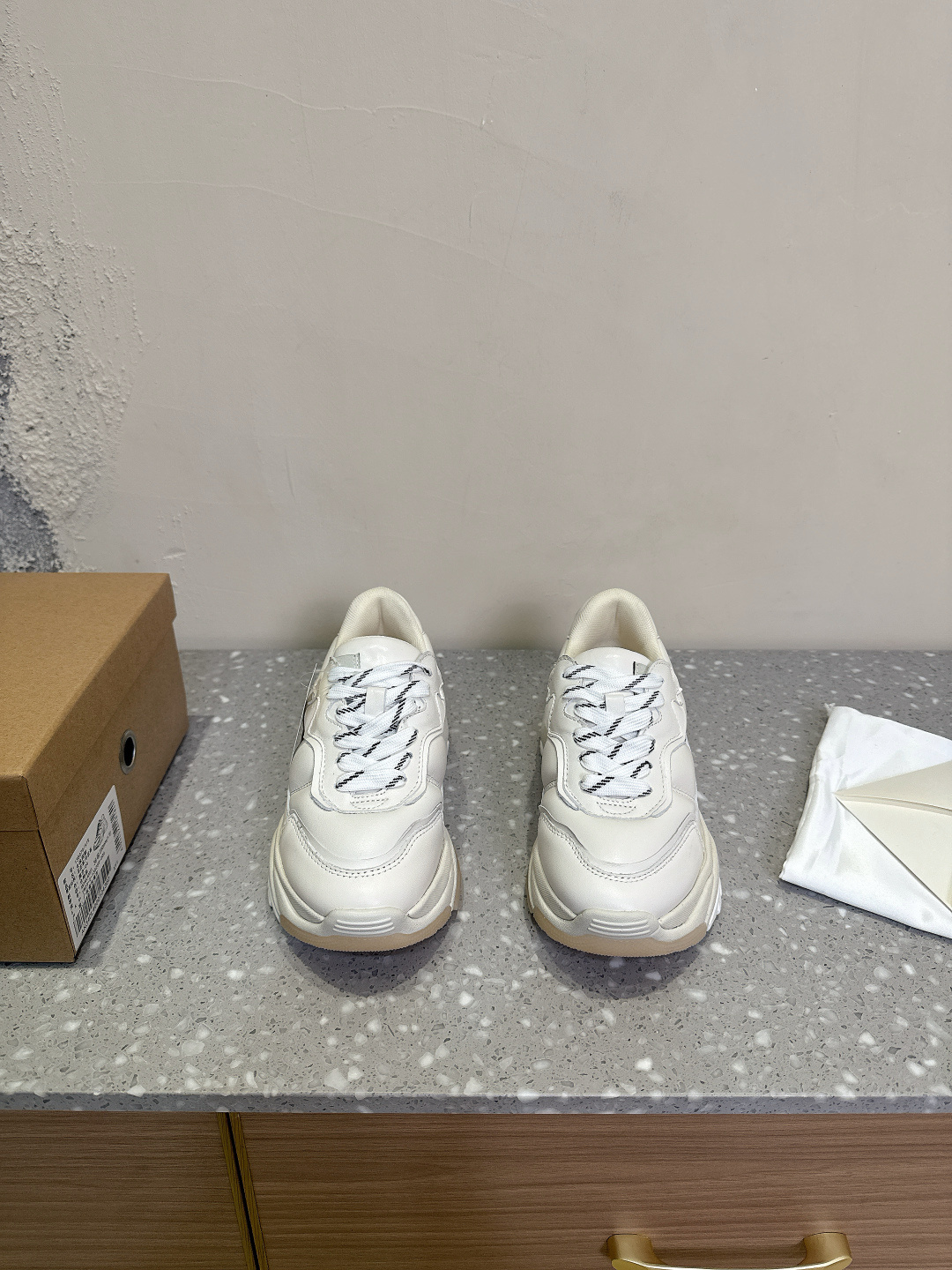 NO:164238,ASH niche trendy brand 25ss early spring new style thick sole sports shoes dad shoes high-quality cowhide colorful shoe label breathable hole design tough star casual series, simple design punched breathable shoe body, lightweight rebound and height-enhancing sole original imported cowhide inner foot pad sheepskin heel height 6.5cm sole original rubber outsole Size35-40 (40 custom made without return and exchange), casual shoes/sports shoes, sneakers, cowhide, sheepskin19860909ASH 小众潮牌 25ss早春新款 厚底 运动鞋 老爹鞋 优质牛皮多彩鞋标透气孔设计坚韧 明星同款休闲系列,简约设计的冲孔透气鞋身,搭配轻盈回弹增高鞋底 面料原版进口牛皮 内里垫脚羊皮  跟高6.5cm 鞋底原版橡胶大底 Size35-40（40定做不退换）,休闲鞋/运动鞋,sneakers,cowhide,sheepskin,Women's Shoes