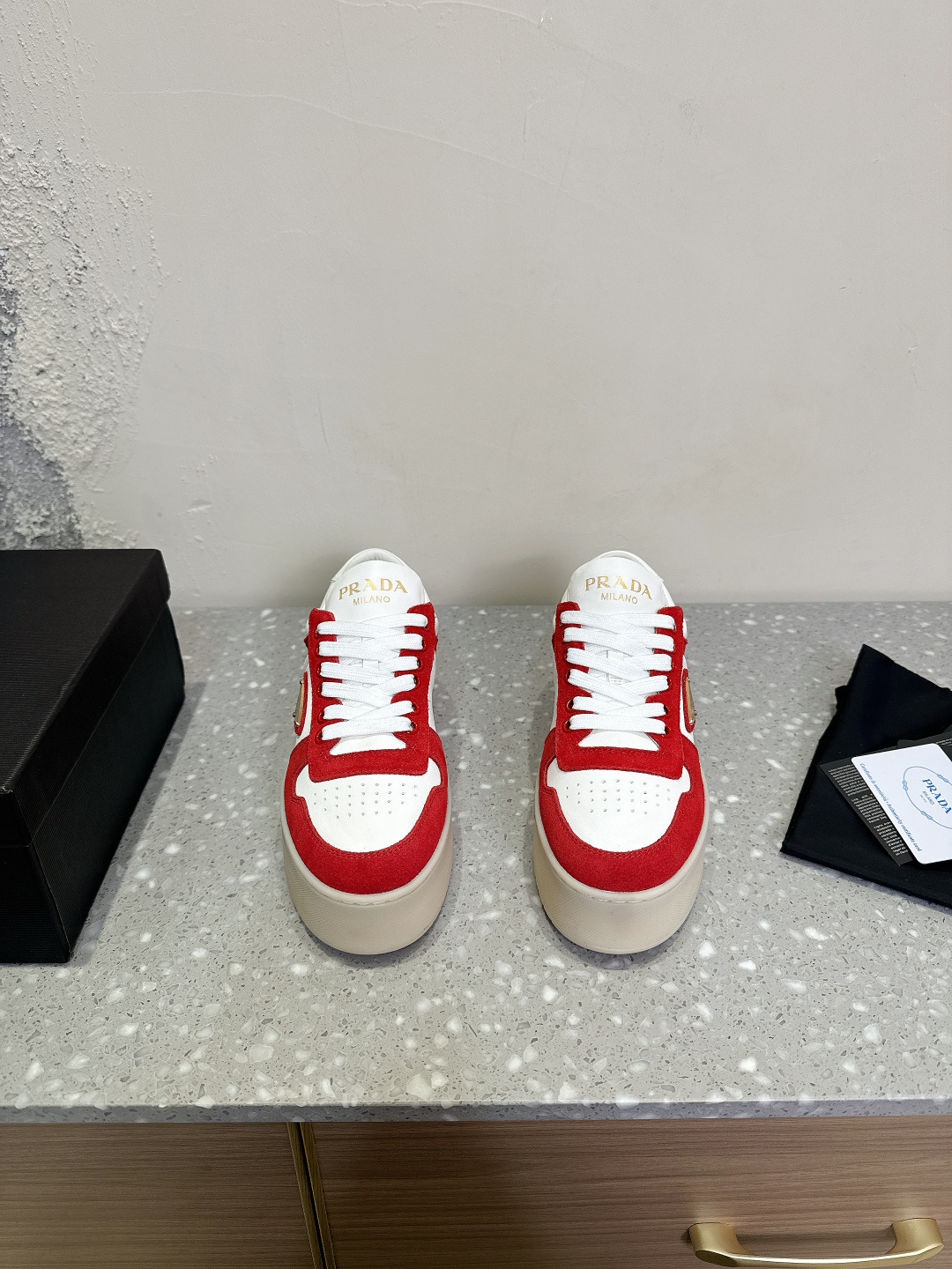 NO:164244,Prada 25ss latest Downtown Bold series Thick sole Triangle logo Casual white shoes Sports style design and exquisite details. It is made of perforated leather, and the unique thick sole presents a unique modern style. The Prada logo is interpreted through different angles, decorated with the iconic enameled triangle metal logo, highlighting a unique classic style. The delivery counter is exquisitely packaged Fabric: Original custom imported top layer cowhide/Niujing Living: Soft sheepskin Outsole: Original model opening ultra-light foaming outsole Sole thickness: 4.5CM Size: 35-39 (40 custom made without return or exchange), casual shoes/sports shoes, prada, prada, sneakers, cowhide, sheepskin19860909Prada 普拉达 25ss最新Downtown Bold系列 厚底 三角标 休闲 小白鞋 运动风设计搭配精致细节.采用穿孔皮革打造,个性的厚底呈现别具一格的现代风格.通过不同角度演绎Prada徽标,饰有标志性的涂珐琅三角形金属徽标,彰显别具一格的经典格调 配送专柜精美包装 面料: 原版定制进口头层牛皮/牛京 内里: 柔软羊皮里 大底: 原版开模超轻发泡大底 底厚: 4.5CM Size: 35-39（40定做不退换）,休闲鞋/运动鞋,prada,prada,sneakers,cowhide,sheepskin,Women's Shoes