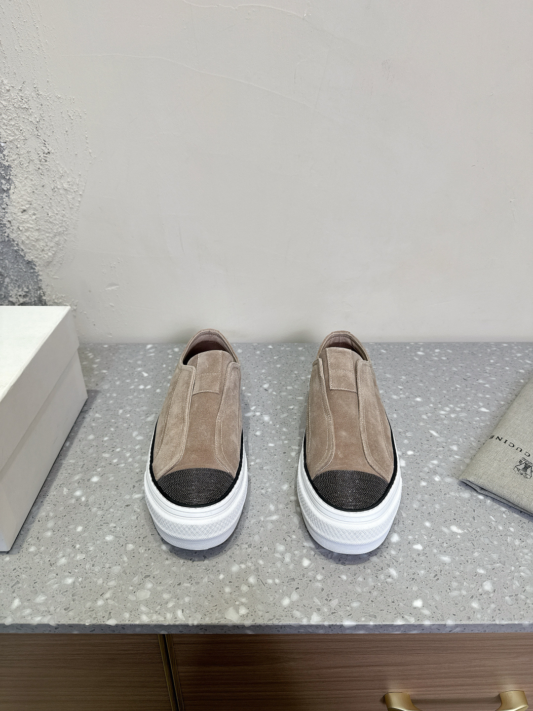 NO:164250,Brunello Cucinelli 25ss early spring new style, one-shoe casual shoes, minimalist style, retro and high-end!  Simple and elegant, very pleasing style!  The King of Advanced and All-Match is completely unresisting!  Very good and comfortable feet!  It looks ordinary, thin and handsome in dressing!  No limit to any occasion, daily work, fashionable and capable!  Super versatile!  Super durable, the upper is made of original imported cowhide, imported sheepskin, the sole is original open mold TPU outsole Size35-39 (40.41.42 custom-made, no return or exchange), casual shoes/sports shoes, brunello cucinelli, sneakers, cowhide, sheepskin19860909Brunello Cucinelli 25ss早春新款 一脚蹬 休闲鞋 极简主义风格,复古又高级！简约又大气 属于非常耐看的款式！高级百搭之王 完全没有抵抗力！脚感很好很舒服！看起来平平无奇,穿起来又瘦又帅！不局限任何场合,日常工作、时尚又干练！超级百搭！超级耐看 鞋面采用原版进口牛皮 内里进口羊皮 鞋底原版开模TPU大底 Size35-39（40.41.42定制不退换）,休闲鞋/运动鞋,brunello cucinelli,sneakers,cowhide,sheepskin,Women's Shoes