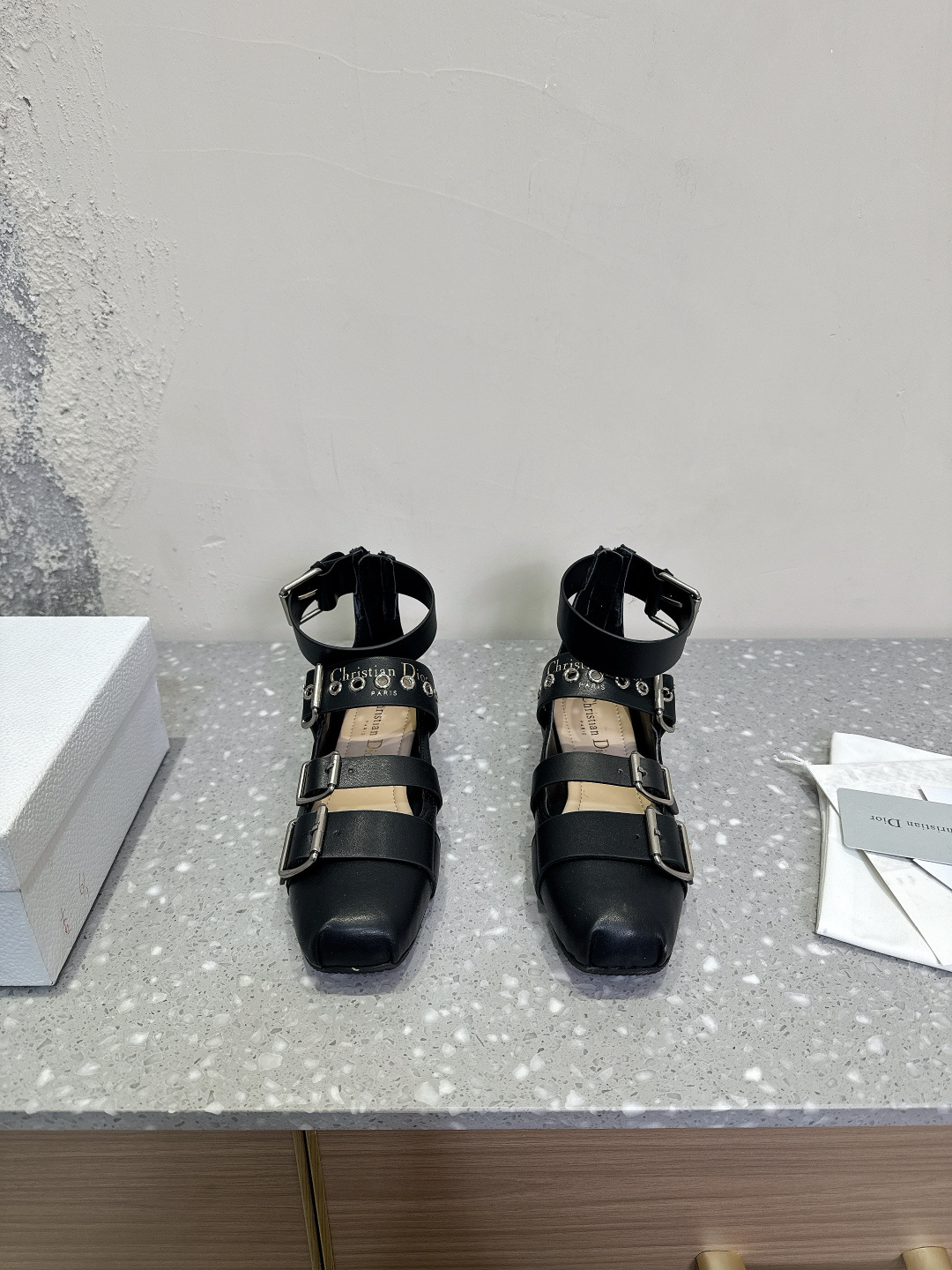 NO:164237,Dior 25ss early spring new style, classic Rome ballet shoes, and ballet shoes that you can't dance, but you have to rush to buy. It can be said that it is the ultimate skill of thousands of girls with dresses. Zhang Chi's moderate elasticity is very comfortable to wrap, elegant and calm on his feet, and very elegant, and super easy to match!  The foot feels so comfortable when walking on the ground. The fabric is made of original custom cowhide/Niujing inner foot pad sheepskin. Soles are original Italian imported cowhide soles. size35-39 (40.41 custom made without return or exchange), ballet shoes, dior, dior, skirts, cowhide, sheepskin.19860909Dior 迪奥 25ss早春新款 经典罗马 芭蕾舞鞋 不会跳舞也要抢着买买买的芭蕾舞鞋 可以说是万千少女搭配连衣裙的必杀技了 张驰有度的弹力包裹的非常舒适 上脚优雅从容非常气质 而且超级好搭配！ 如履平地的脚感实在太太太舒服了 面料采用原版定制牛皮/牛京 内里垫脚羊皮 鞋底原版意大利进口牛皮大底 size35-39（40.41定制不退换）,芭蕾舞鞋,dior,dior,skirts,cowhide,sheepskin,Women's Shoes