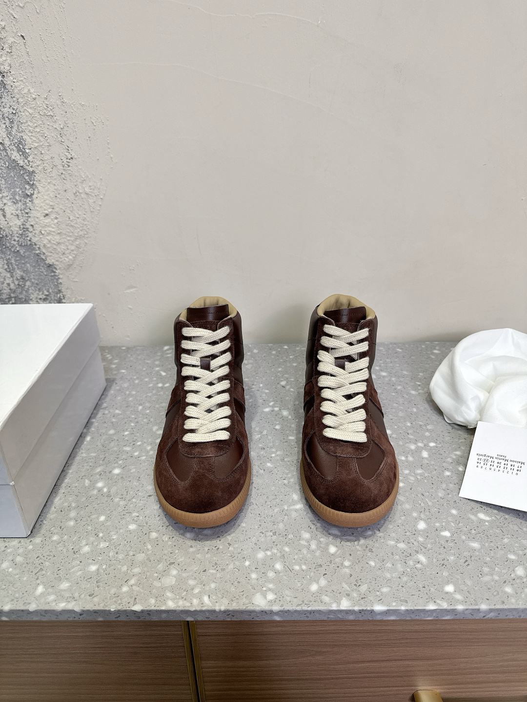 NO:164228,(Men's size) maison margiela classic high-top german training shoes Majella's most comfortable german training shoes!  Full of retro feel!  Just dress up for you very high-end!  The shoes are very light!  It's super comfortable and breathable to wear!  The most important thing is not to tired or grind your feet!  All seasons of the year!  Spring, summer, autumn and winter are suitable!  Never out of time, original imported cowhide leather/Niujing inner lambskin, original open molded rubber wear-resistant beef tendon outsole, size 35-45 (women's size 40, men's size 45.46 customized, no return or exchange), casual shoes/sports shoes, masion margiela, sneakers, cowhide, sheepskin19860909（男码）maison margiela 马吉拉 经典款 高帮 德训鞋 马吉拉最最舒服的德训鞋子了！复古感满满！随便穿搭就可以很高级！鞋子很轻便！穿起来上脚超级舒服透气！最重要不累脚,不磨脚！一年四季！春夏秋冬皆适宜！永不过时 鞋面原版进口牛皮/牛京 内里小羊皮 鞋底原版开模橡胶耐磨牛筋大底 码数35-45（女码40,男码45.46定做不退换）,休闲鞋/运动鞋,masion margiela,sneakers,cowhide,sheepskin,Women's Shoes