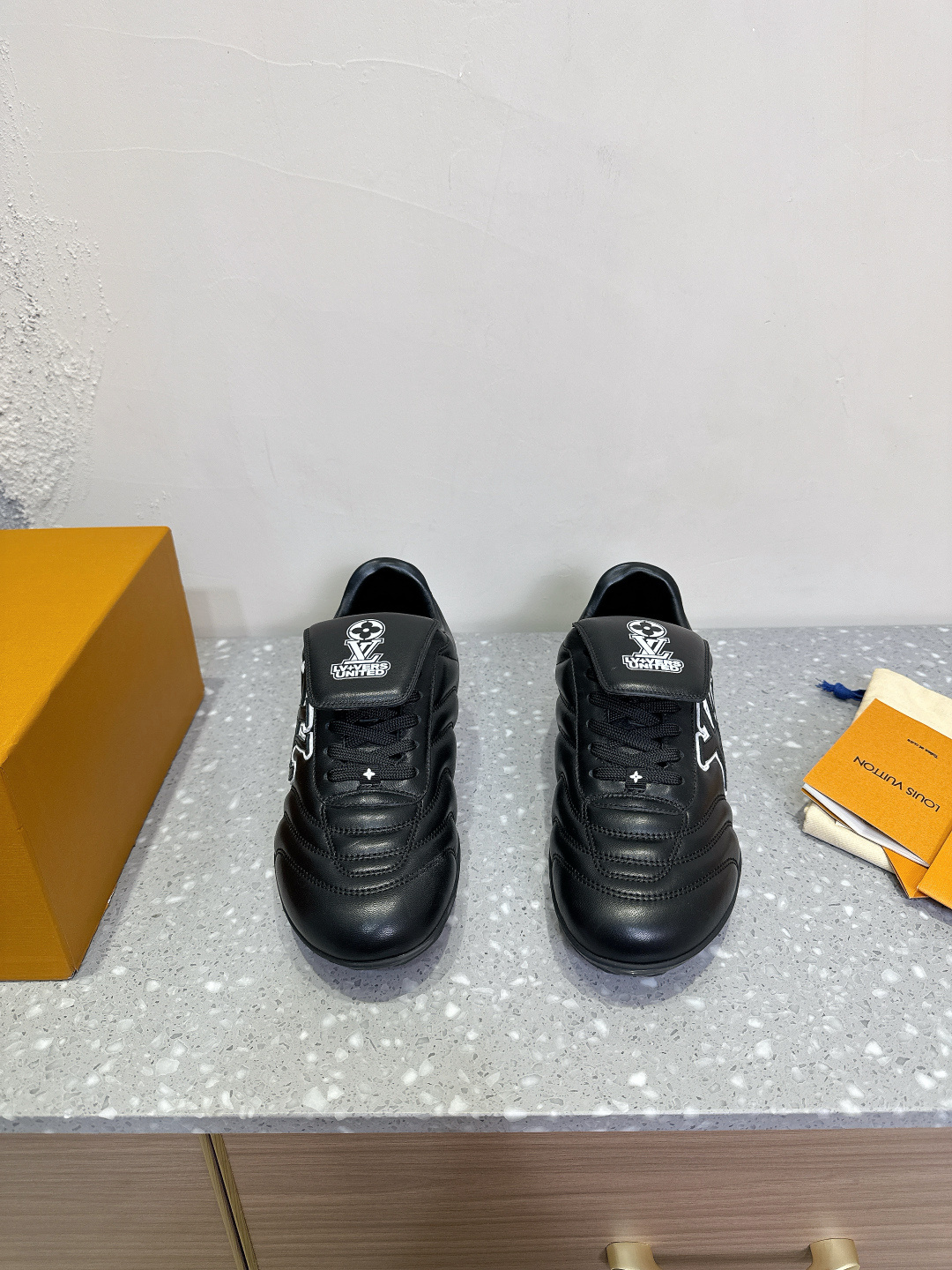 NO:164231,Louis Vuitton Louis Vuitton Latest Footprint Series Couple Football Sports Shoes Casual Running Shoes This Footprint Soccer Sports Shoes debuted at the 2025 Spring and Summer Fashion Show. It is the first sneaker designed by Pharrell Williams with football shoes inspired by football shoes. The shoes are inspired by football sports across generations and cultures, echoing the theme of unity and participation of the 2025 Spring and Summer Fashion Show. The shoes are known for their smooth design, with dynamic IV Initials logo on the sides, and the tongue is embellished with Lvers United badges inspired by the football team, and the sole of the footprint rubber sole is decorated with a variety of Louis Vuitton logos. The delivery counter is exquisitely packaged. The original imported fabric is imported cowhide and soft sheepskin inside. Original open-mode two-color TPU combination sole, bottom thickness 3.5CM Size35-44 (women's size 40, men's size 45 customized without return or exchange), casual shoes/sports shoes, louis vuitton, louis vuitton, louis vuitton, versace, sneakers, cowhide, sheepskin19860909Louis Vuitton 路易威登 最新Footprint系列 情侣款 足球运动鞋 休闲 跑鞋 这款 Footprint Soccer 运动鞋于2025春夏系列时装展中亮相,是Pharrell Williams 首次以足球鞋为灵感设计的运动鞋. 鞋款的灵感来自跨越世代和文化的足球运动,呼应2025春夏系列时装展团结一致、全民参与的主题.鞋款以流丽的设计著称,侧面以富动感的IV Initials标志点缀,鞋舌缀有灵感来自足球队伍的Lvers United徽章,而脚掌纹橡胶鞋底饰有多款路易威登标志 配送专柜精美包装 面料原版进口头层牛皮 内里柔软羊皮里 鞋底原版开模双色TPU组合大底 底厚3.5CM Size35-44（女码40,男码45定制不退换）,休闲鞋/运动鞋,louis vuitton,louis vuitton,louis vuitton,versace,sneakers,cowhide,sheepskin,Women's Shoes