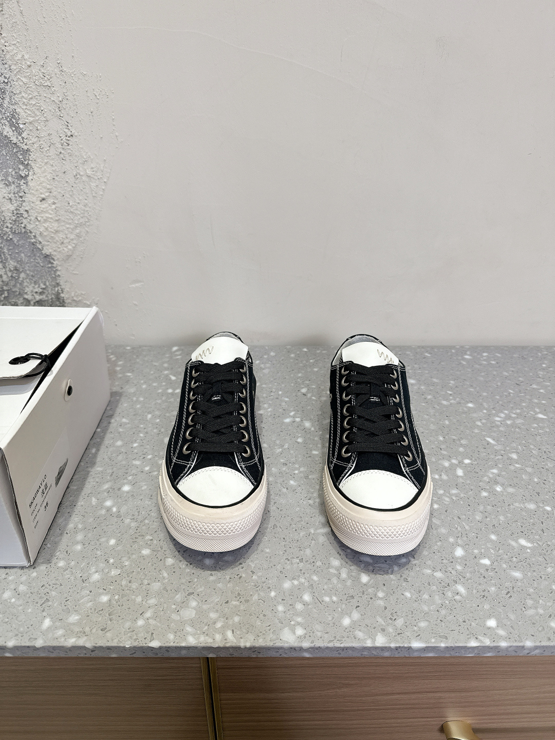 NO:164773,VISVIM SKAGWAY LO CANVAS Niche Trendy Brand 25ss Early Spring New Canvas Shoes Regular SKAGWAY LO Returns after many seasons!  A few were made together. Thick soles and old, low-top SKAGWAY. Return to the simplicity and simplification. This is the real version that is easy to wear. The canvas is made of Japanese local cotton and is made of strong twisted. The strength and texture are super high. The upper is made of original custom canvas. Inner footbed breathable mesh. Soles are original rubber outsole. Size35-40 (40 custom made without return or exchange), casual shoes/sports shoes, sneakers19860909VISVIM SKAGWAY LO CANVAS 小众潮牌 25ss早春新款 帆布鞋 常规款 SKAGWAY LO 时隔多季重新回归！ 连着做了几 厚底和做旧,低帮的 SKAGWAY 返璞归真化繁为简 这才是真正好穿的版本,帆布使用日本本土棉并强捻制成,强度质感都超高 鞋面采用原版定制帆布 内里垫脚透气网 鞋底原版橡胶大底 Size35-40（40订做不退换),休闲鞋/运动鞋,sneakers,Women's Shoes