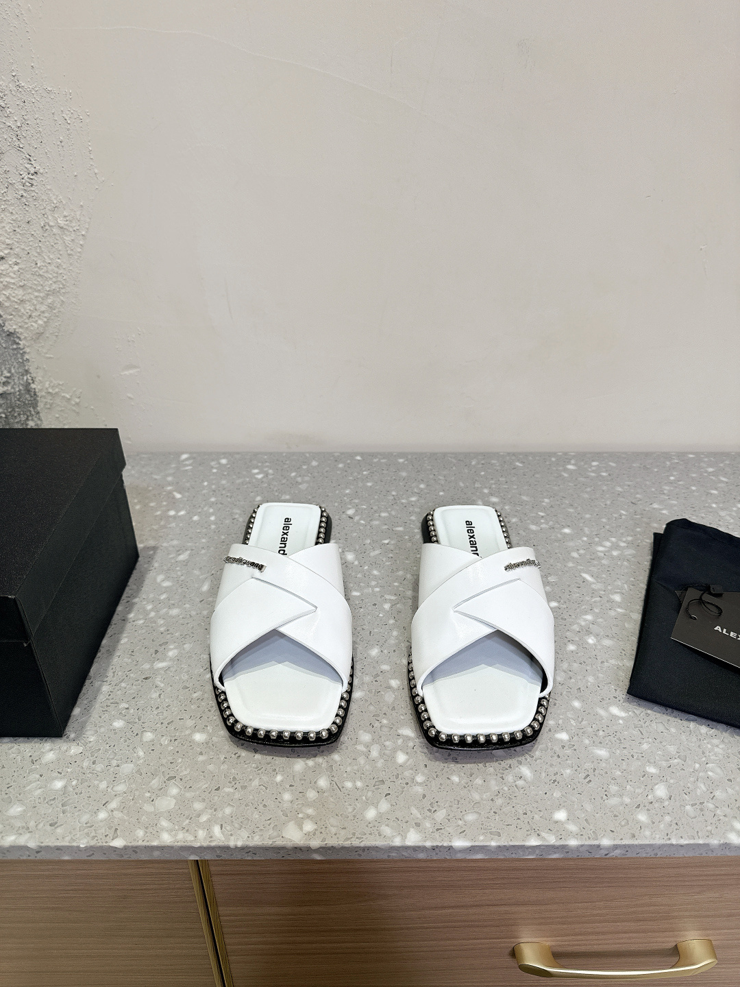 NO:165871,AlexanderWang 25ss Spring and Summer Latest Sandals, Personalized and Virtuous Style, Super Textured, Love, Love This model is simple and fashionable and comfortable to wear. An indispensable model in summer presents a brand new iconic outline. The upper uses original imported cowhide, inner sheepskin, sole original Italian leather outsole Size35-39 (40 custom made without return and exchange), slippers, alexander wang, slippers, cowhide, sheepskin, Leather soles19860909AlexanderWang 大王 25ss春夏最新款 凉拖鞋 个性御姐风 超有质感 爱了爱了 该款设计简约上脚时尚舒服 夏季不可缺少的一款大王呈现焕然一新的标志性轮廓. 鞋面采用原版进口牛皮 内里羊皮 鞋底原版意大利真皮大底 Size35-39(40定做不退换),拖鞋,alexander wang,slippers,cowhide,sheepskin,Leather soles,Women's Shoes