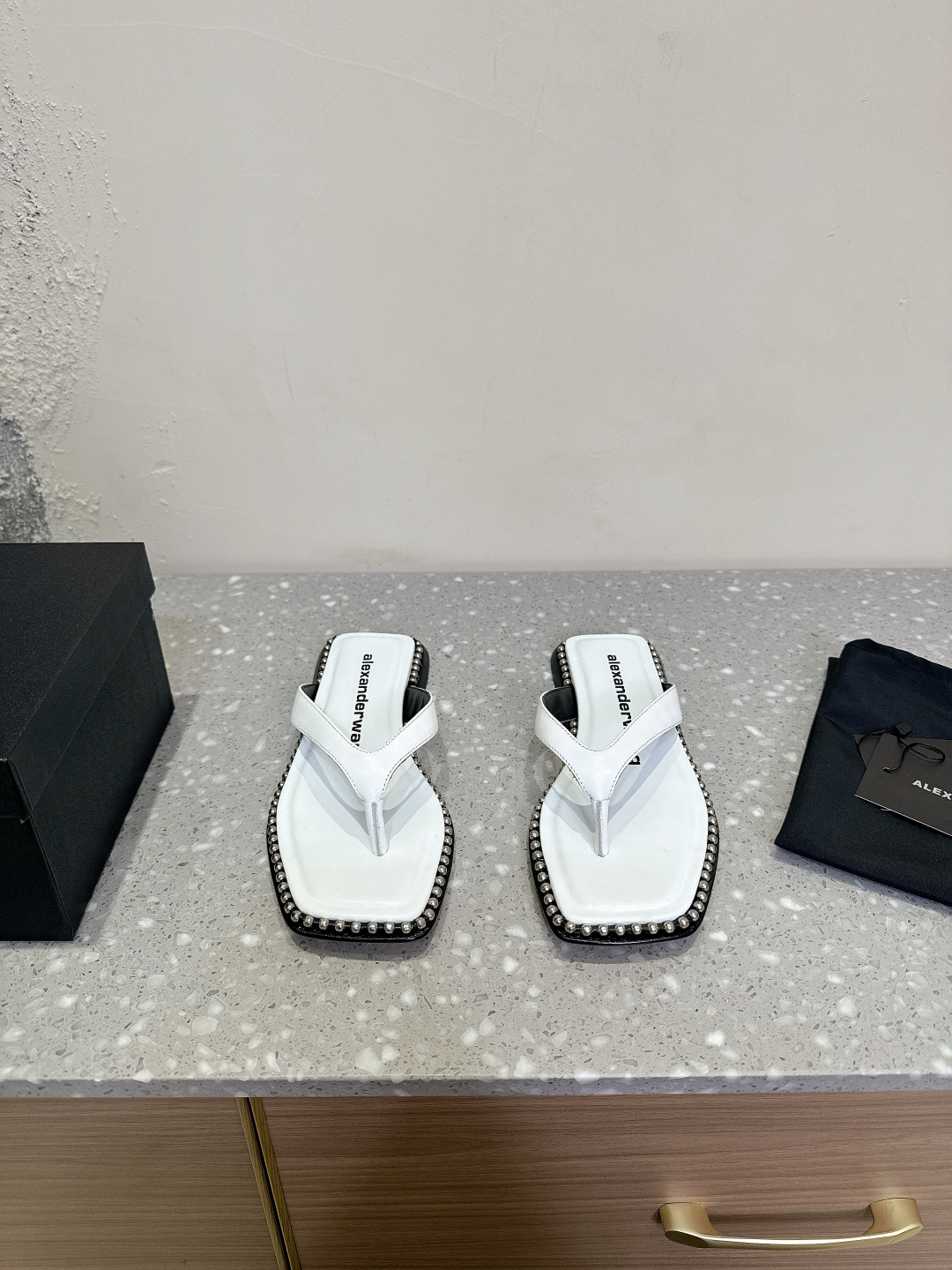 NO:165874,Flip flops AlexanderWang 25ss Spring and Summer Latest Sandals, Personalized and Virtuous Style, Super Textured, Love, Love This model is simple and fashionable and comfortable to wear. A indispensable model in summer presents a brand new iconic outline. The upper uses original imported cowhide, inner sheepskin, sole original Italian leather outsole Size35-39 (40 custom made without return and exchange), slippers, alexander wang, slippers, cowhide, sheepskin, Leather soles19860909人字拖AlexanderWang 大王 25ss春夏最新款 凉拖鞋 个性御姐风 超有质感 爱了爱了 该款设计简约上脚时尚舒服 夏季不可缺少的一款大王呈现焕然一新的标志性轮廓. 鞋面采用原版进口牛皮 内里羊皮 鞋底原版意大利真皮大底 Size35-39(40定做不退换),拖鞋,alexander wang,slippers,cowhide,sheepskin,Leather soles,Women's Shoes