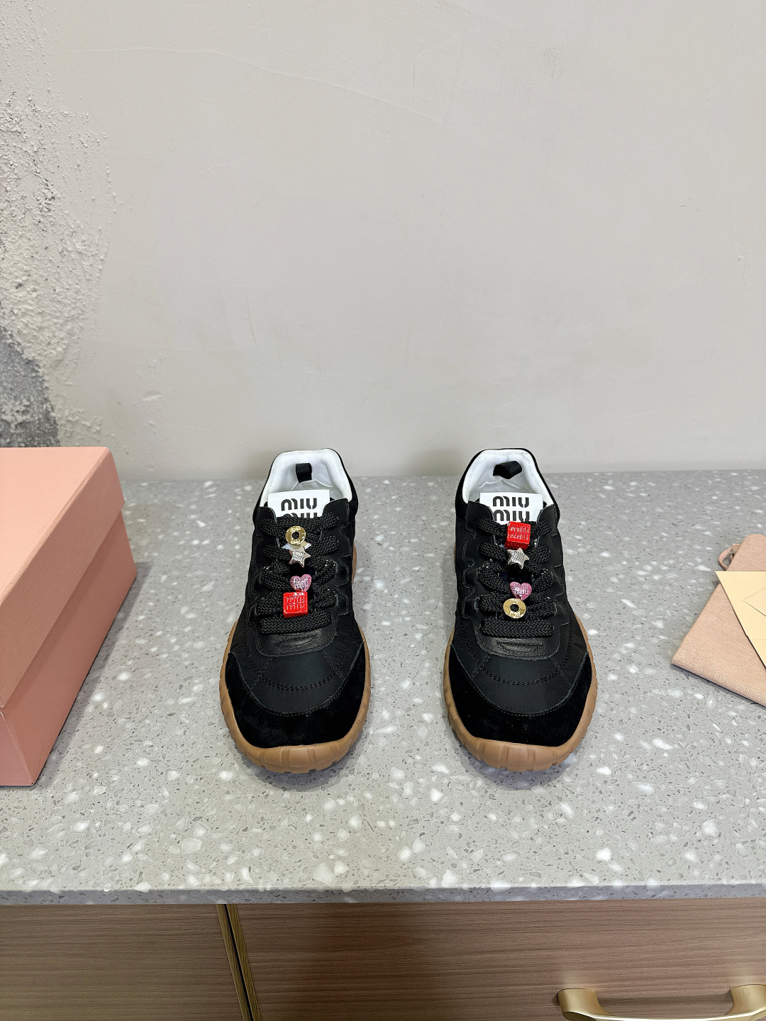 NO:164788,MiuMiu 25ss Spring and Summer New Style Cookie Shoes Forrest Gump Shoes Sports Shoes Miu Latest Popularity Avant-garde and bold design!  The style is integrated into the simple lines of this thick-soled canvas sneaker, and the chic logo is decorated on the tongue and back of the shoe, embellished with retro design, adding to the iconic!  Thick sole design defines avant-garde modern style. The upper is made of original custom fabric/beef reverse velvet. Inner footbed sheepskin splicing mesh. Original open molded anti-slip rubber outsole. Size 35-40 (40 customization, no return or exchange), casual shoes/sports shoes, miumiu, sneakers, sheepskin19860909MiuMiu 缪缪 25ss春夏新款 饼干鞋 阿甘鞋 运动鞋 miu最新爆款 前卫大胆的设计！风格融于此款厚底帆布运动鞋的简约线条,别致徽标饰于鞋舌与背面,点缀复古设计,平添标志性！厚底设计定义前卫的现代风格 鞋面采用原版定制布料/牛反绒 内里垫脚羊皮拼接网布 鞋底原版开模防滑橡胶大底 码数35-40（40定制不退换）,休闲鞋/运动鞋,miumiu,sneakers,sheepskin,Women's Shoes