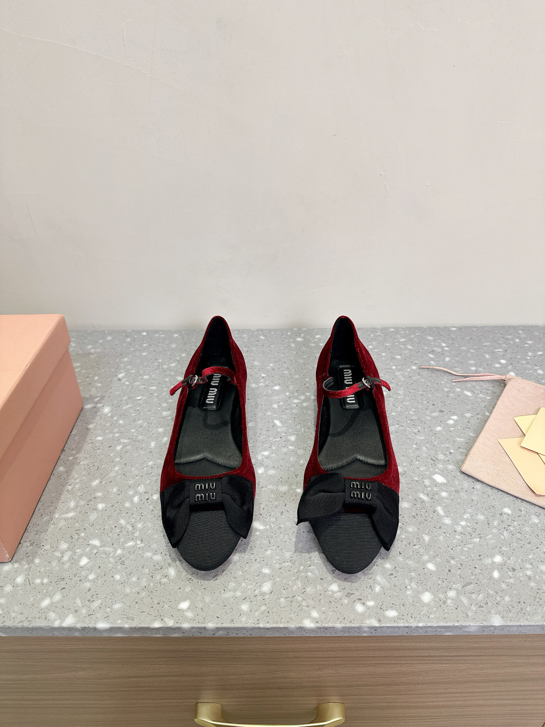 NO:164889,Miu Miu 25ss Spring and Summer Thick Heels Mary Jane Single Shoes It’s really amazing to wear~ The personality design is very versatile, and the height is very suitable for me. I don’t wear it and I will definitely not lose money on my hands!  Original imported cowhide patent leather inner foot pad sheepskin sole original Italian leather outsole Size35-41 (40.41 Customized, non-returnable, no replacement), Mary Jane, miumiu, mary jane, cowhide, sheepskin, Leather soles19860909Miu Miu 缪缪 25ss春夏 粗跟 玛丽珍 单鞋 上脚果然更惊艳~ 个性设计非常百搭,而且高度也太适合我了,穿着不累脚 绝对入手不亏的一双！ 面料原版进口牛皮漆皮 内里垫脚羊皮 鞋底原版意大利真皮大底 Size35-41（40.41 定制不退不换）,玛丽珍,miumiu,mary jane,cowhide,sheepskin,Leather soles,Women's Shoes