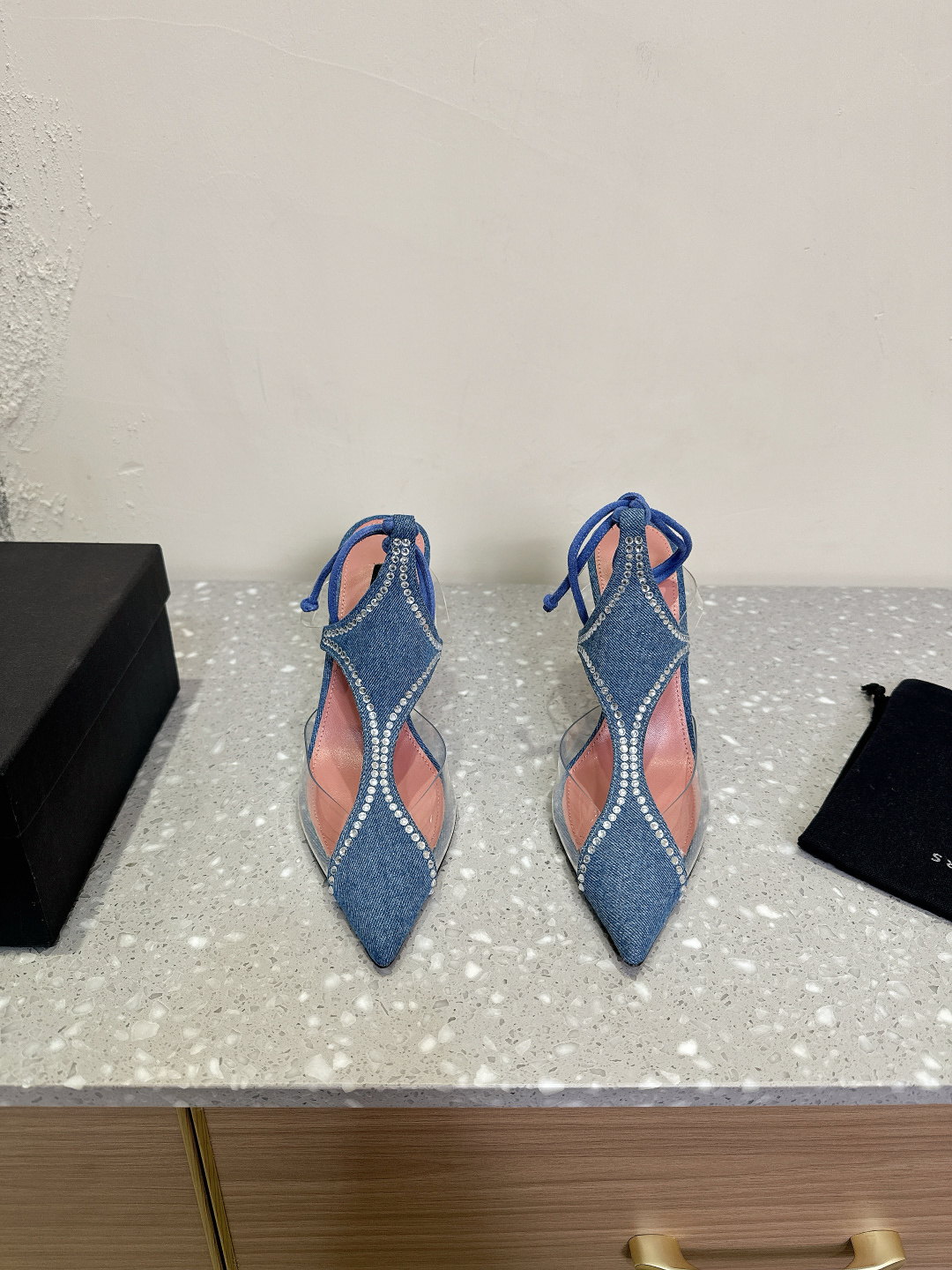 NO:165859,Les petits joueurs Niche trendy brand 25ss spring and summer new style lace-up high heels fashion essential sandals, special-shaped heels burst out infinite inspiration, blending fashionable and comfortable, the upper is made of original satin/original diamond, inner foot pad imported water dyed sheepskin, sole original imported genuine leather outsole heel height 10cm (40 41 custom made without return), sandals, sandals, high heels, sheepskin, Leather soles19860909Les petits joueurs 小众潮牌 25ss春夏新款 系带 高跟鞋 时髦精必备凉鞋,异形鞋跟迸发无限灵感 把时髦感与舒适度融合的很好 鞋面采用原版缎面/原版烫钻 内里垫脚进口水染羊皮 鞋底原版进口真皮大底 跟高10cm Size35-41（40 41定做不退换）,凉鞋,sandals,high heels,sheepskin,Leather soles,Women's Shoes