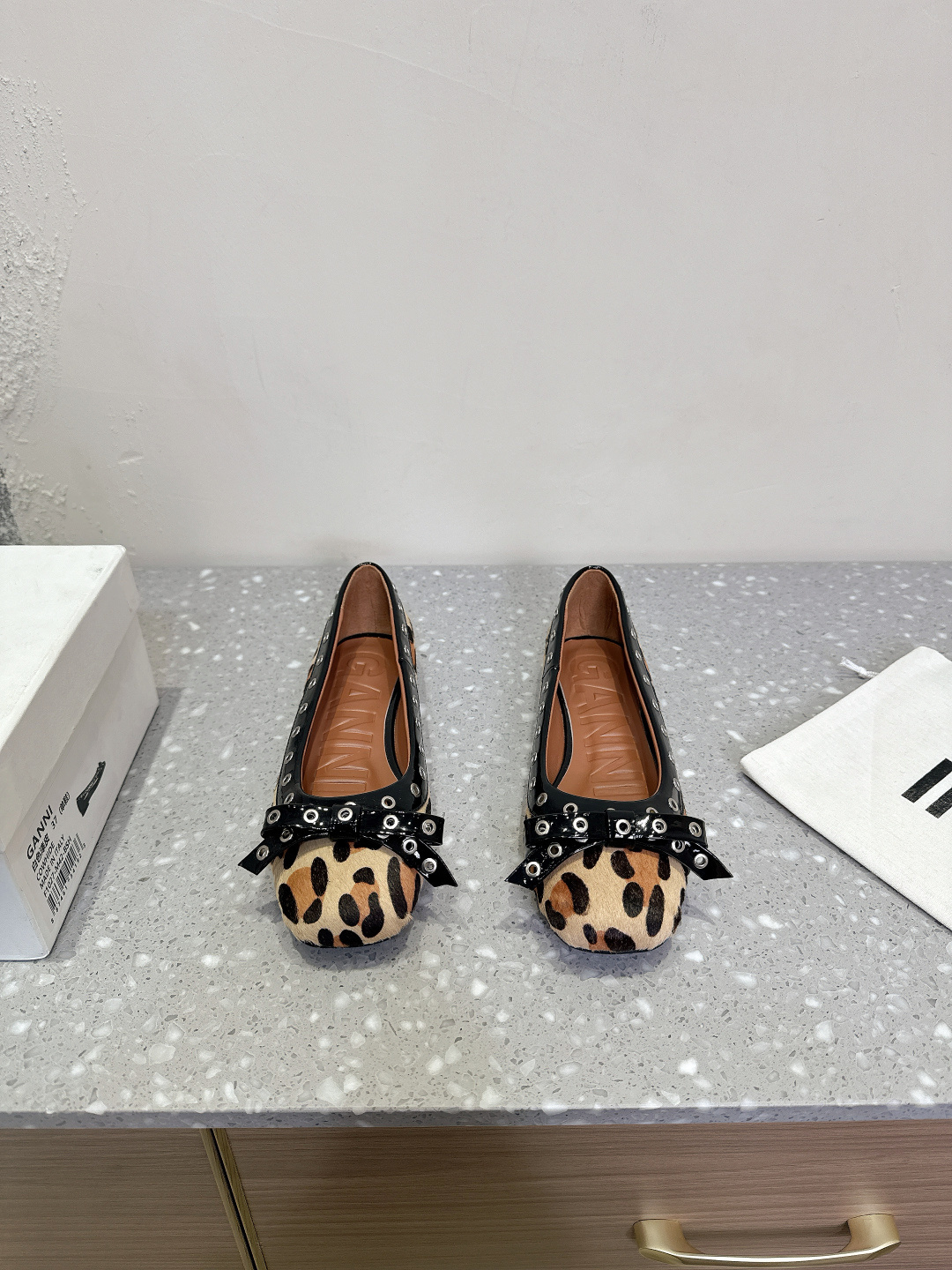 NO:166762,GANNI niche trendy brand 25ss spring and summer new style, catwalk style, single shoes, Mary Zhen, single shoes that can be worn all year round, a pair of four-season shoes that are simple and retro design, the key is that they are comfortable and can be used for shopping every day, and will never become a decoration in the shoe cabinet, a must for cool girls, super thin legs, no pears, fashionable and versatile ins, the upper is made of original imported cowhide, inner foot pad cowhide, original open molded rubber sole Size35-41 (40 41 custom-made, non-return and exchange), single shoes, mary jane, cowhide19860909GANNI 小众潮牌 25ss春夏新款 走秀款 单鞋 玛丽珍 一年四季都可以穿的单鞋来了,一双封神的四季鞋 简约复古设计 关键是舒适百分逛街日常都可,绝不会成为鞋柜里的摆设, 酷女孩必备 超显腿细 搭配毫无鸭梨 时髦又百搭ins  鞋面采用原版进口牛皮 内里垫脚牛皮里 鞋底原版开模橡胶大底 Size35-41（40 41定制不退换）,单鞋,mary jane,cowhide,Women's Shoes