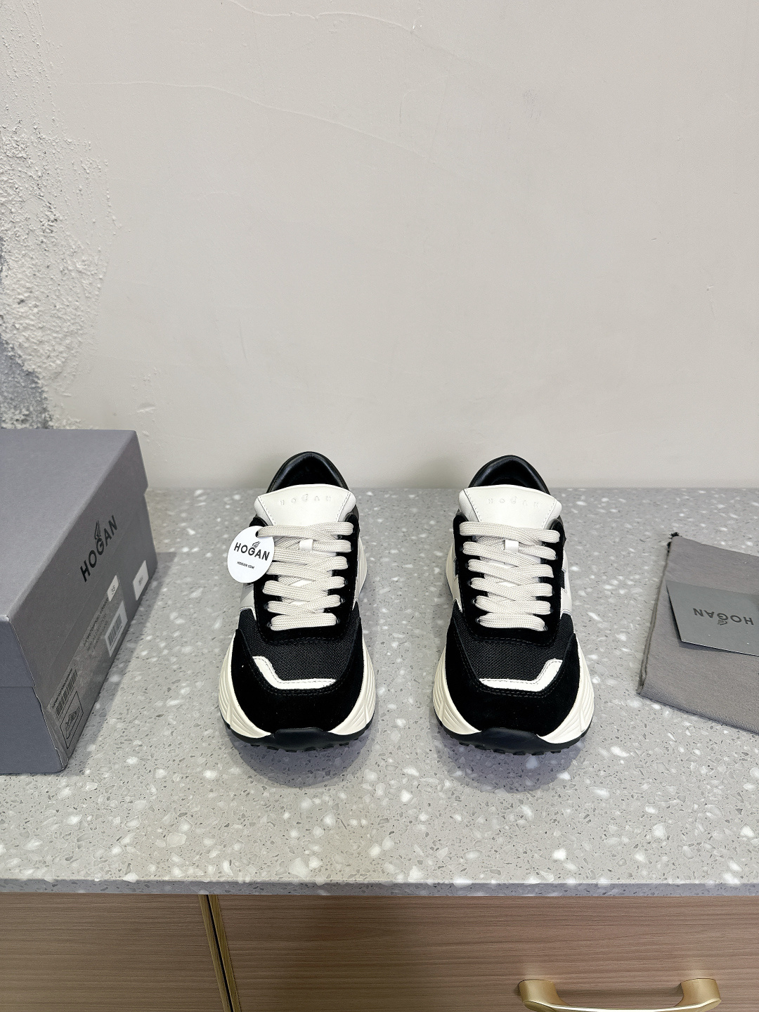 NO:165852,(Men's Size) HOGAN Hogan 25ss Early Spring New Couple Style Sports Shoes Casual Shoes New 86er Series H671 Sports Shoes Retro Fashion Thick-soled Shoes, interpreting the brand style with a classic but fashionable design, commemorating the birth of the brand. The workmanship is fine, showing the retro street trend, inheriting the extraordinary style, and offering a gift to the classics. The upper is imported Niujing/Cowhide Inner Sheepskin Sole Original Rubber Outsole Size 35-44 (female size 40, male size 45 customized without return or exchange), casual shoes/sports shoes, hogan, sneakers, cowhide, sheepskin19860909（男码）HOGAN 霍根 25ss早春新款 情侣款 运动鞋 休闲鞋 新品86er系列H671运动休闲鞋复古时尚厚底鞋,以经典而不失时尚的设计演绎品牌风格,纪念品牌诞生之年.做工精细,尽显复古街头潮趣,承续不凡格调,向经典献礼. 鞋面原版进口牛京/牛皮 内里羊皮 鞋底原版橡胶大底 码数35-44（女码40,男码45定做不退换）,休闲鞋/运动鞋,hogan,sneakers,cowhide,sheepskin,Women's Shoes