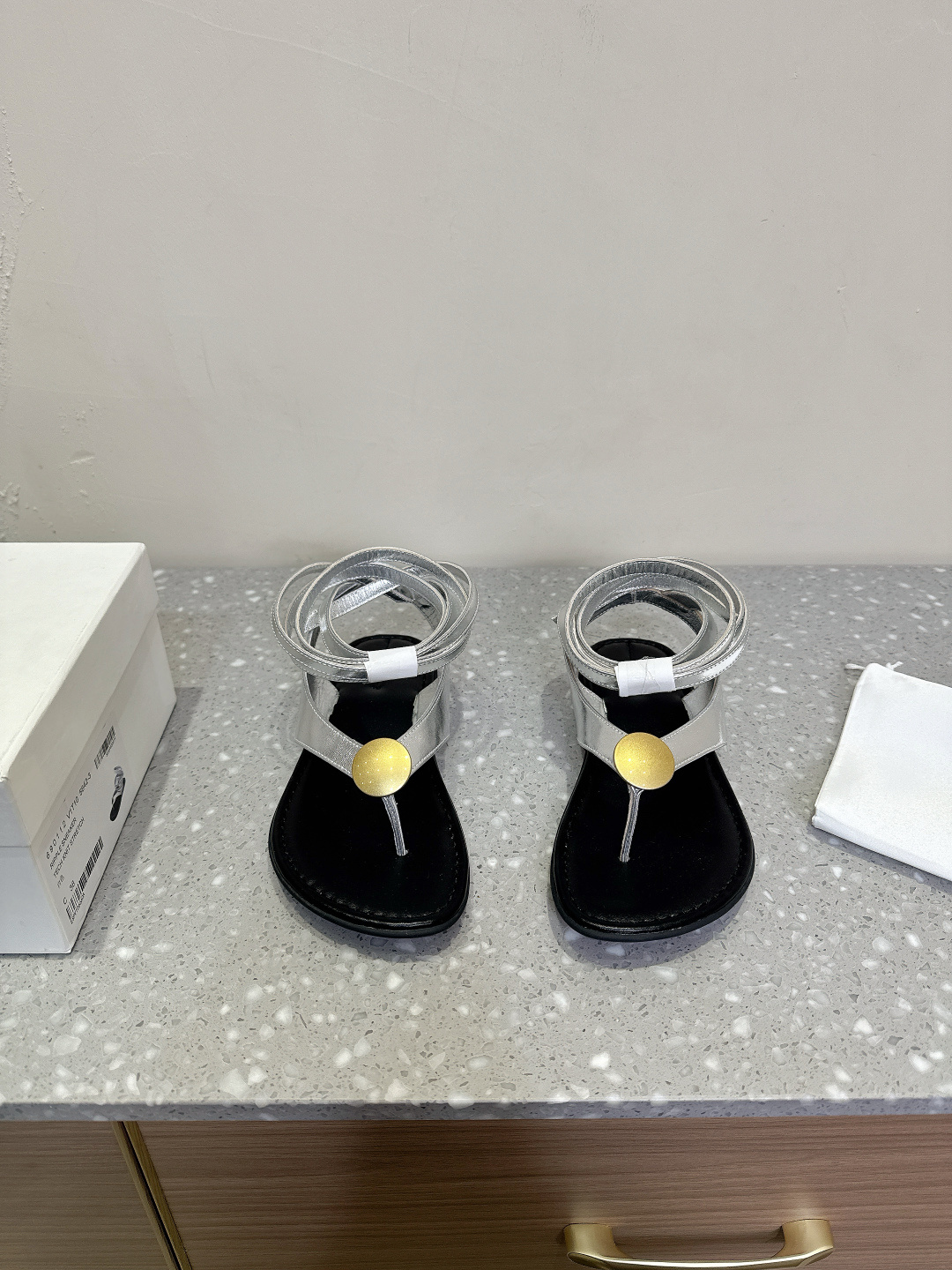 NO:165868,The row niche trendy brand 25ss spring and summer new style, minimalist and versatile flats, Roman straps, flip flops, sandals. It is really the most comfortable style I have ever worn, so soft!  The socks must take it away. It has a high-end and simple feeling, in fact, in addition to being beautiful, its comfort is really easy to wear so hard that it is reluctant to take it off!  The upper is made of original top layer cowhide inner sheepskin, original open molded rubber outsole, size 35-40 (40 is required to be returned or replaced), sandals, sandals, cowhide, sheepskin19860909The row 小众潮牌 25ss春夏新款 极简百搭平底 罗马绑带 人字拖 凉鞋 真的是史上我穿过最最舒服的款式太柔软啦！ 磨脚星人一定要收了它 有一丢高级又简约的感觉其实除了好看以外它的舒适度真的是好穿到舍不得脱下来啦！ 鞋面采用原版头层牛皮 内里羊皮 鞋底原版开模橡胶大底 码数35-40（40定不退不换）,凉鞋,sandals,cowhide,sheepskin,Women's Shoes