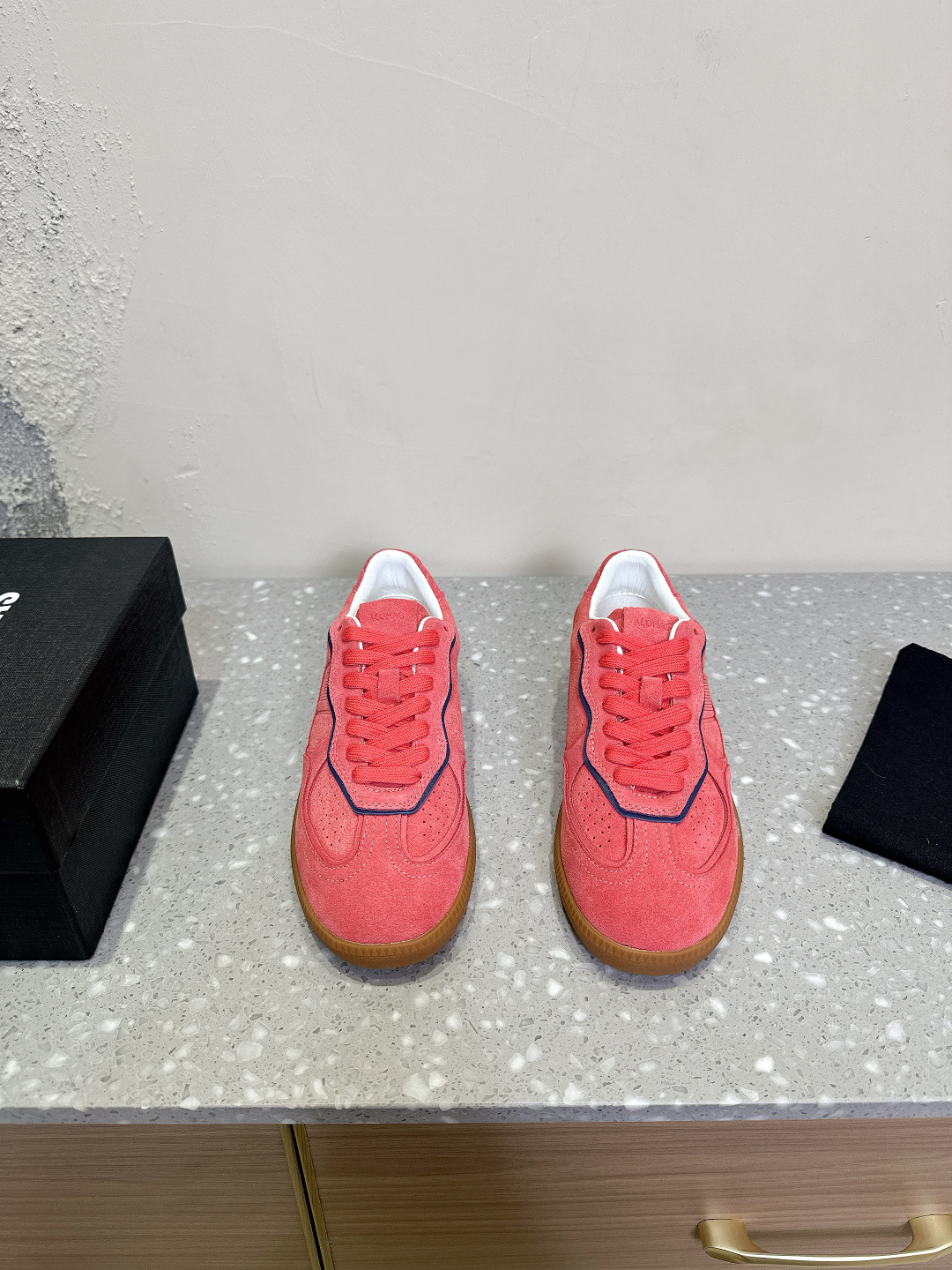 NO:165856,ALOHAS Niche Trendy Brand 25ss Early Spring New Style Casual Shoes Des-School Shoes Daily Wearing, the best choice for sports outings. Whether it is daily outings or sports outings, this pair of shoes is your best choice. Incorporating modern fashion elements on the basis of tradition, every detail shows high-end texture. The shoe body is made of high-quality leather, soft and comfortable, and the details are more ingenious. No matter from any angle, it cannot be ignored. The original imported top layer cowhide/niujing inner footbed silk sheepskin sole original rubber outsole size 35-40 (40 customized without return or exchange), casual shoes/sports shoes, sneakers, cowhide, sheepskin19860909ALOHAS 小众潮牌 25ss早春新款 休闲鞋 德训鞋 日常穿搭,运动出街的最佳选择 无论是日常穿搭还是运动出街这双鞋都是你的最佳选择. 在传统的基础上融入现代时尚元素,每一个细节都尽显高级质感 鞋身采用优质皮革,柔软舒适,细节处更见匠心.无论从哪个角度看,都无法忽视它的精致与美感 面料原版进口头层牛皮/牛京 内里垫脚丝绸羊皮 鞋底原版橡胶大底 码数35-40（40定做不退换）,休闲鞋/运动鞋,sneakers,cowhide,sheepskin,Women's Shoes