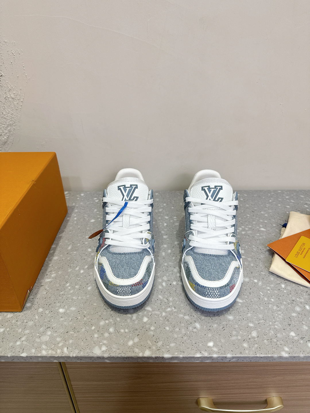 NO:165883,LV TARINE Louis Vuitton L Home Donkey Brand Couple Style Casual Sports Shoes Skateboard Shoes Original Purchase and Development Made Production This LV Trainer Sports Shoes are made of cowhide leather to create complex uppers, which require hours of ingenious sewing to complete. The classic configuration is from Virgil Abloh, showing the inspiration of retro basketball shoes. The delivery counter is exquisitely packaged. Fabric: Original custom-made top layer cowhide Inner: Original custom breathable net Outsole: Original open-mode two-color TPU combination sole Thickness: 3CM Size: 35-44 (female size 40, male size 45 custom-made without return or exchange), casual shoes/sports shoes, louis vuitton, louis vuitton, louis vuitton, louis vuitton, louis vuitton, louis vuitton, louis  vuitton,sneakers,cowhide19860909LV TARINE路易威登L家 驴牌 情侣款 休闲 运动鞋 滑板鞋 原版购入开发 做货 本款LV Trainer 运动鞋选用牛皮革塑造繁复鞋面,需要数小时的匠心缝制方可完成.经典构型出自 Virgil Abloh 之手,展现复古篮球鞋的灵感启发 配送专柜精美包装 面料: 原版定制头层牛皮 内里: 原版定制透气网里 大底: 原版开模双色TPU组合大底 底厚: 3CM Size: 35-44（女码40,男码45定做不退换）,休闲鞋/运动鞋,louis vuitton,louis vuitton,louis vuitton,louis vuitton,sneakers,cowhide,Women's Shoes