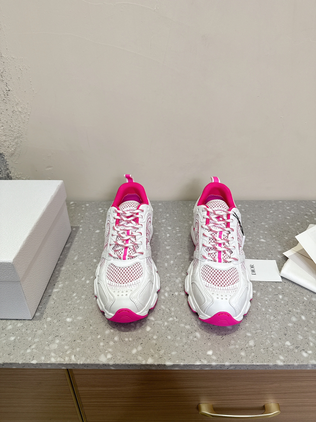 NO:165873,Dior Chrono series casual sports shoes dad shoes This Dior Chrono sneakers are a new product for the 2024 autumn ready-to-wear series, reinterpreting running shoes with Dior's high-definition style. White and black mesh fabrics are paired with leather effect inserts, CD logos on both sides, star patches on the tongue and Dior logo on the heel, and many details show the style. Two-color shoelaces, light sole and star decoration, can create a casual look all year round. Delivery counter exquisite packaging Fabric: original imported cowhide   mesh, original custom breathable mesh, original sole open molded anti-slip rubber outsole, sole thickness 4.5CM Size: 35-39 (40 custom made without return), casual shoes/sports shoes, dior, dior, sneakers, cowhide19860909Dior 迪奥 Chrono系列 休闲 运动鞋 老爹鞋 这款 Dior Chrono 运动鞋是二零二四秋季成衣系列新品,以 Dior 的高订风格重新演绎跑步鞋.白色和黑色网眼织物搭配皮革效果镶片,两侧的 CD 标志、鞋舌上的星星补丁和鞋跟的 Dior 标志,诸多细节彰显格调.采用双色鞋带,轻盈鞋底搭配星星装饰,可全年打造休闲造型 配送专柜精美包装 面料:原版进口头层牛皮 网面 内里原版定制透气网里 鞋底原版开模防滑橡胶大底 底厚4.5CM Size: 35-39（40定做不退换）,休闲鞋/运动鞋,dior,dior,sneakers,cowhide,Women's Shoes