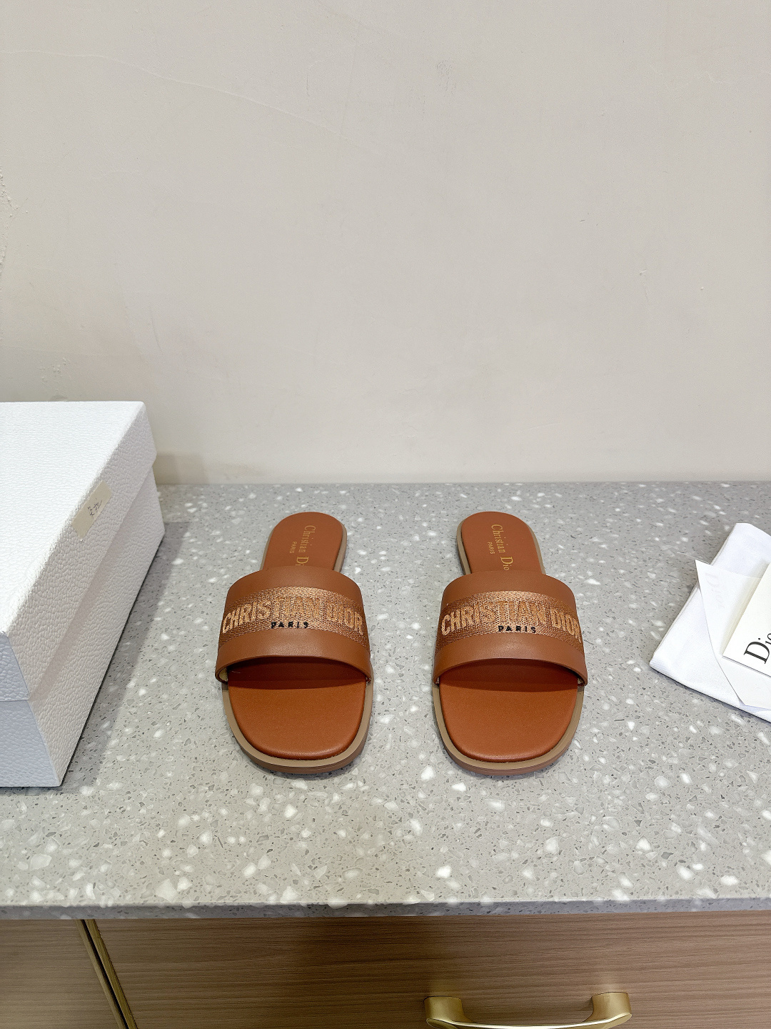 NO:165867,Dior 25ss Spring and Summer New D-Lane Flat-soled Round Toe Open-toe Slippers Sandals Spring Season Ready-toe Slippers New items from the iviera limited series, which combines high-order style and casual temperament. The asymmetric white cowhide upper with adjustable buckles highlights the ankle lines. It can be worn with iviera limited series items. Upper imported calfskin, inner water dyed sheepskin, outsole original Italian leather outsole size 35-39 (40 custom-made, non-return and exchange), slippers, dior, dior, sandals, slippers, cowhide, sheepskin, Leather soles19860909Dior 迪奥 25ss春夏新款 D-Lane 平底圆头 露趾拖鞋 凉鞋春季季成衣系列的新款单品,来自 iviera 限定系列,兼具高订风格和休闲气质.不对称白色牛皮革鞋面搭配可调节的扣带,突显脚踝线条.可搭配 iviera 限定系列的单品穿着. 鞋面鞋面进口小牛皮 内里水染羊皮 大底原版意大利真皮大底 码数35-39（40定制不退换）,拖鞋,dior,dior,sandals,slippers,cowhide,sheepskin,Leather soles,Women's Shoes