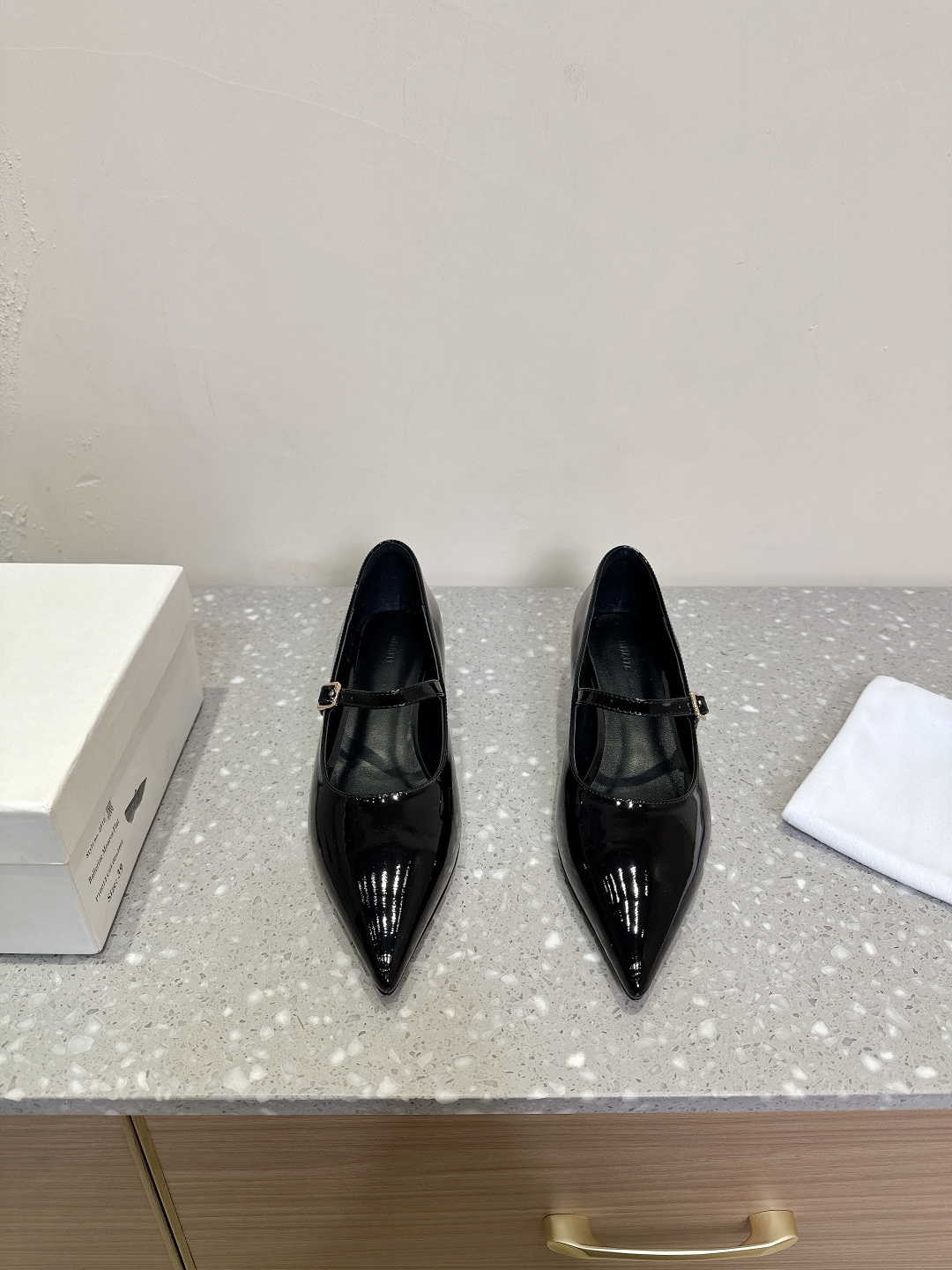 NO:165864,Khaite niche trend brand 25ss spring and summer new style, retro wedge, Mary Jane pointed shoes, minimalist, avant-garde, sharp and fearless design, has made Khaite a hit in the fashion industry in recent years. In just a few years, it has become one of the most popular clothing brands. It is simple and everyday, without losing its femininity and sensibility, making many Old Celine, fashionable celebrities and independent women obsessed with it!  Intellectual and elegant!  The upper is made of original custom-made soft calf patent leather, inner foot pad sheepskin, heel height 5.5cm, original Italian imported leather outsole, size 35-40 (40.41 customized, non-return and exchange), Mary Jane, celine, mary jane, sheepskin, Leather soles19860909Khaite 小众潮牌 25ss春夏新款 复古坡跟 玛丽珍 尖头单鞋 极简前卫、锋利和无畏的设计,让Khaite近年响亮时尚界.短短几年间已经成为最受欢迎的服装品牌之一.它简约日常,又不失女性化与感性,让很多Old Celine、时尚名人和独立女性为它痴迷！知性优雅！ 鞋面采用原版定做软小牛漆皮 内里垫脚羊皮 跟高5.5cm 鞋底原版意大利进口真皮大底 码数35-40（40.41定做不退换）,玛丽珍,celine,mary jane,sheepskin,Leather soles,Women's Shoes