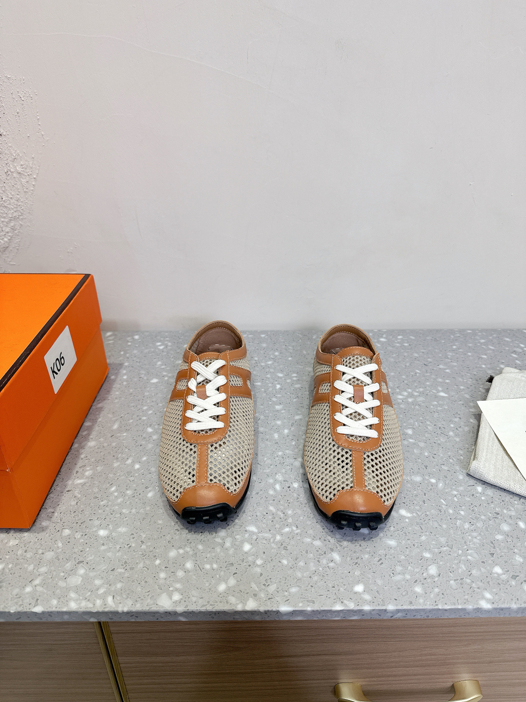 NO:166167,Hermes 25ss early spring new style mesh casual shoes sports shoes really not ugly on the feet, it is fashionable to wear. The feet feel very comfortable and lightweight, classic sports style   mesh color design, ugly and durable. Original custom-made top layer cowhide/mesh fabric inner foot pad sheepskin, original open mold rubber non-slip sole size 35-39 (40.41 custom made without return), casual shoes/sports shoes, hermes, hermes, sneakers, cowhide, sheepskin19860909Hermes 爱马仕 25ss早春新款 网面 休闲鞋 运动鞋 上脚真心不丑,穿上就是时髦人儿 脚感非常舒服又轻便,经典运动风格 网面色设计,丑的耐看 面料原版定制头层牛皮/网布 内里垫脚羊皮 大底原版开模橡胶防滑大底 码数35-39（40.41订做不退换）,休闲鞋/运动鞋,hermes,hermes,sneakers,cowhide,sheepskin,Women's Shoes