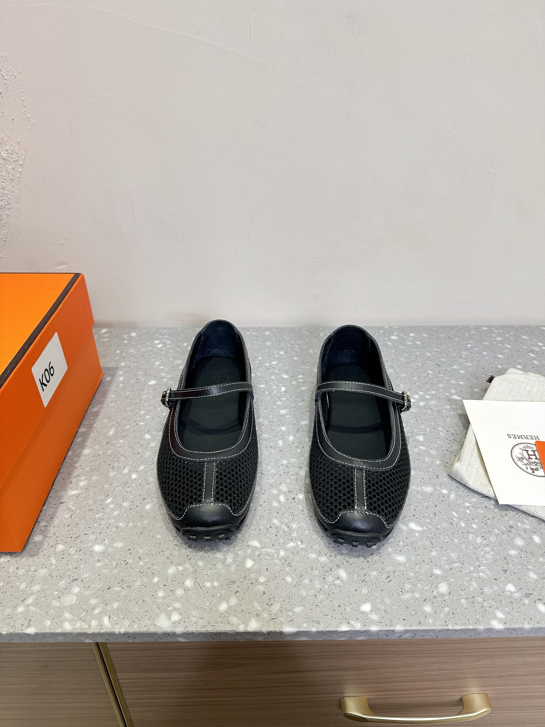 NO:166173,Hermes 25ss early spring new style mesh Mary Jane casual shoes I'm really not ugly on my feet, I'm fashionable when I wear it. The feet feel very comfortable and lightweight, classic sports style   mesh color design, ugly and durable. Original custom-made top layer cowhide/mesh fabric inner foot pad sheepskin, original open mold rubber non-slip sole size 35-39 (40.41 custom made without return), casual shoes/sports shoes, hermes, hermes, mary jane, sneakers, cowhide, sheepskin19860909Hermes 爱马仕 25ss早春新款 网面 玛丽珍 休闲鞋 上脚真心不丑,穿上就是时髦人儿 脚感非常舒服又轻便,经典运动风格 网面色设计,丑的耐看 面料原版定制头层牛皮/网布 内里垫脚羊皮 大底原版开模橡胶防滑大底 码数35-39（40.41订做不退换）,休闲鞋/运动鞋,hermes,hermes,mary jane,sneakers,cowhide,sheepskin,Women's Shoes