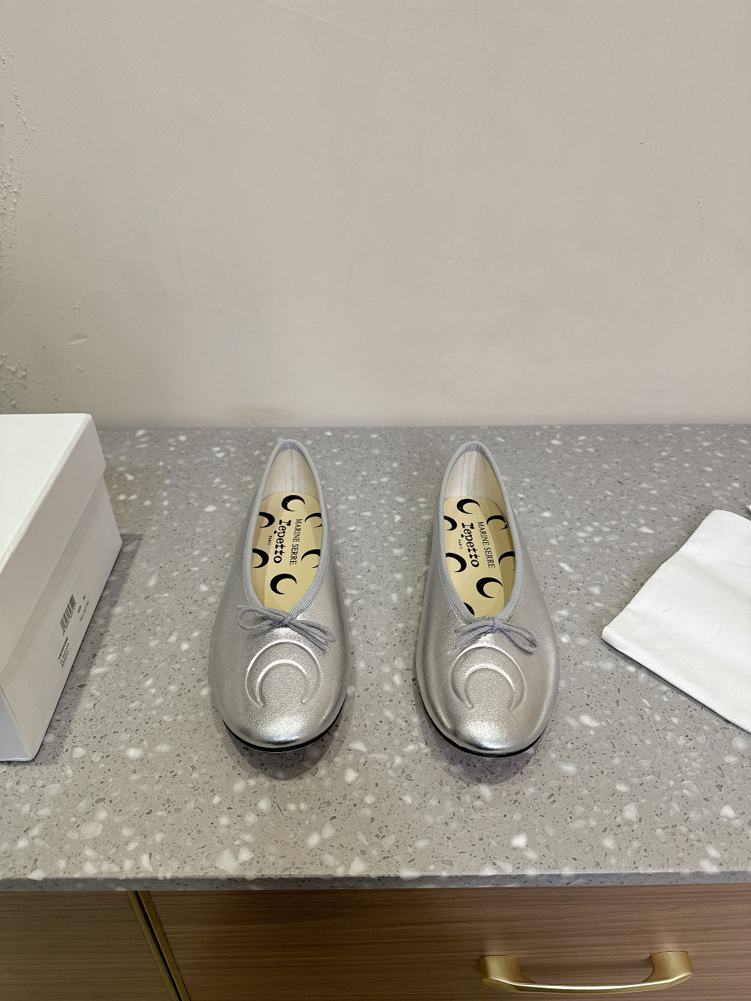 NO:166768,Marine serre x Repetto co-branded style Crescent print shallow mouth ballet shoes Single shoes The moon logo is printed inside the toe and insole!  It feels comfortable and slimming on your feet. It looks good with whatever you want!  Fairies, limited edition (limited quantity) original imported cowhide, inner foot pad sheepskin, original leather sole, size 35-39 (40 custom made without return), single shoes, cowhide, sheepskin, Leather soles19860909Marine serre x Repetto 联名款 月牙印花浅口 芭蕾舞鞋 单鞋 鞋头和鞋垫里面都印了月亮的标志！ 上脚脚感舒适显瘦 配啥啥好看哈！ 仙女们冲 限量款（数量有限） 鞋面原版进口牛皮 内里垫脚羊皮 鞋底原版真皮大底 码数35-39（40定制不退换）,单鞋,cowhide,sheepskin,Leather soles,Women's Shoes