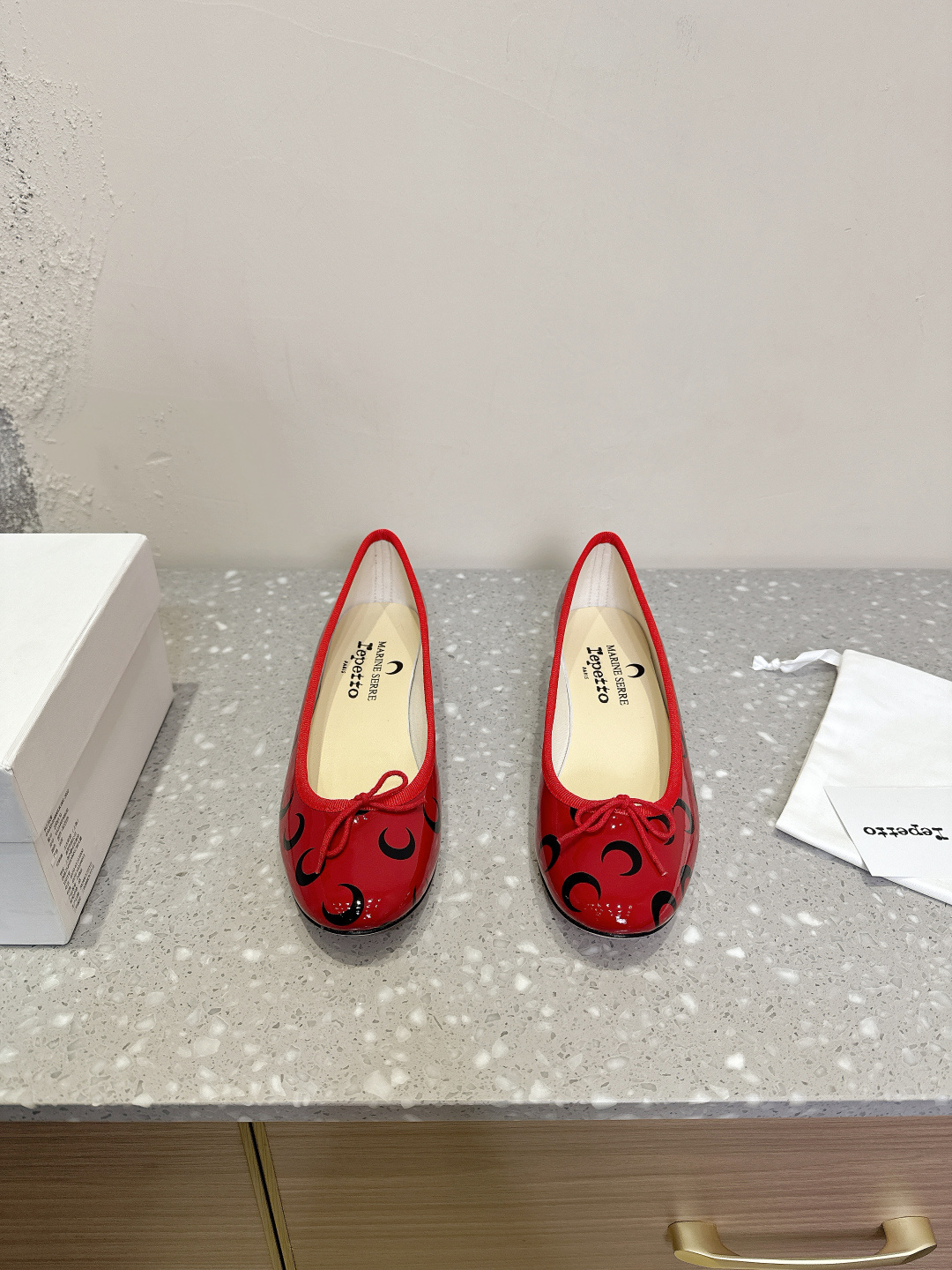 NO:239080,Marine serre x Reetto co-branded style Crescent print shallow mouth ballet shoes Single shoes The moon logo is printed inside the toe and insole!  It feels comfortable and slimming on your feet. It looks good with whatever you want!  Fairies, limited edition (limited quantity) original imported cowhide, inner foot pad sheepskin, heel height 4cm, original genuine leather sole, size 35-39 (40 custom made, no return or exchange), ballet shoes, cowhide, sheepskin, Leather soles19860909Marine serre x Reetto 联名款 月牙印花浅口 芭蕾舞鞋 单鞋 鞋头和鞋垫里面都印了月亮的标志！ 上脚脚感舒适显瘦 配啥啥好看哈！ 仙女们冲 限量款（数量有限） 鞋面原版进口牛皮 内里垫脚羊皮 跟高4cm 鞋底原版真皮大底 码数35-39（40定制不退换）,芭蕾舞鞋,cowhide,sheepskin,Leather soles,Women's Shoes