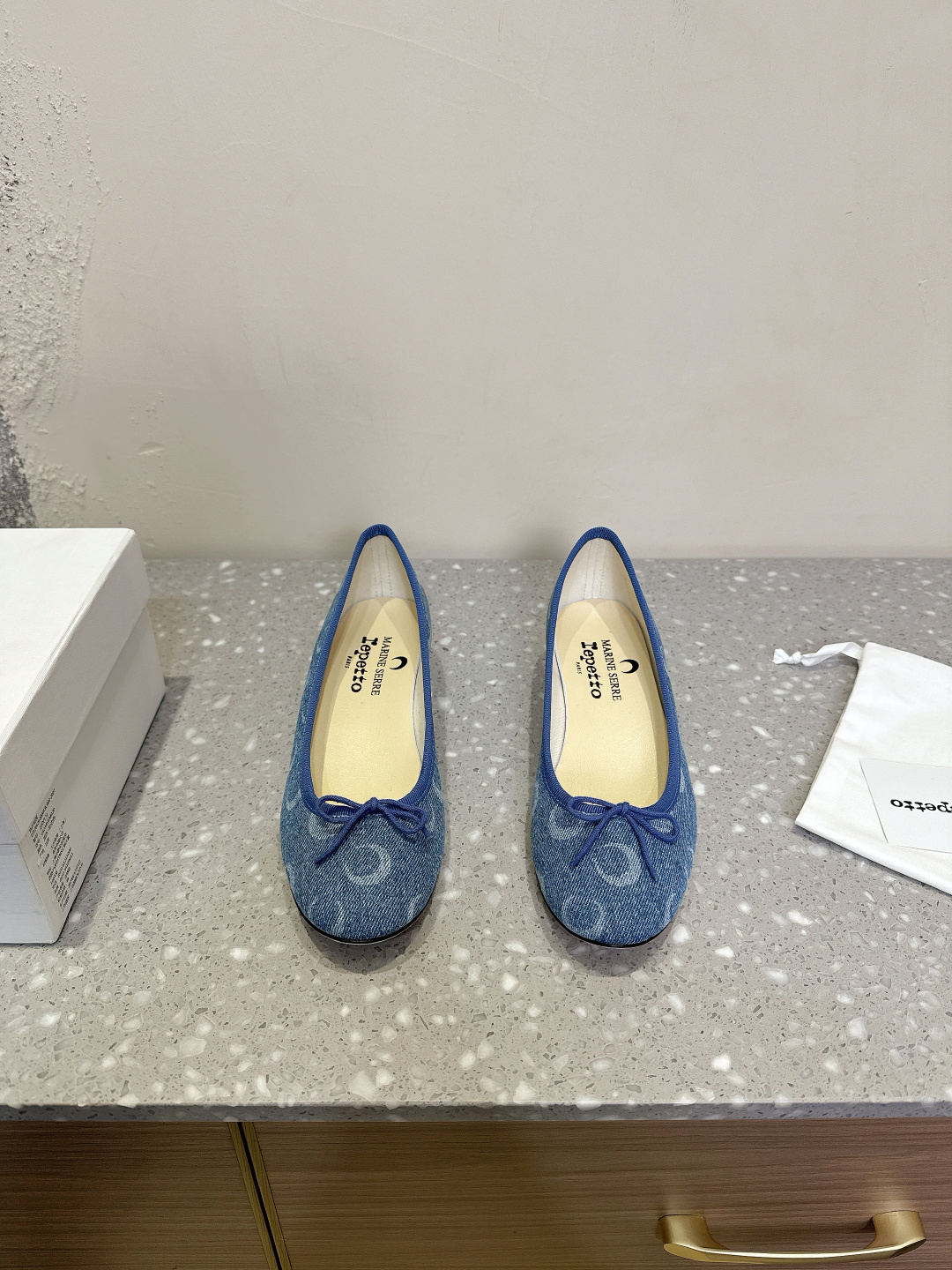 NO:166771,Marine serre x Repetto co-branded style Crescent print shallow mouth ballet shoes Single shoes The moon logo is printed inside the toe and insole!  It feels comfortable and slimming on your feet. It looks good with whatever you want!  Fairies, limited edition (limited quantity) original imported cowhide upper, inner foot pad sheepskin, heel height 4cm, original genuine leather outsole, size 35-39 (40 custom made without return), single shoes, cowhide, sheepskin, Leather soles19860909Marine serre x Repetto 联名款 月牙印花浅口 芭蕾舞鞋 单鞋 鞋头和鞋垫里面都印了月亮的标志！ 上脚脚感舒适显瘦 配啥啥好看哈！ 仙女们冲 限量款（数量有限） 鞋面原版进口牛皮 内里垫脚羊皮 跟高4cm 鞋底原版真皮大底 码数35-39（40定制不退换）,单鞋,cowhide,sheepskin,Leather soles,Women's Shoes