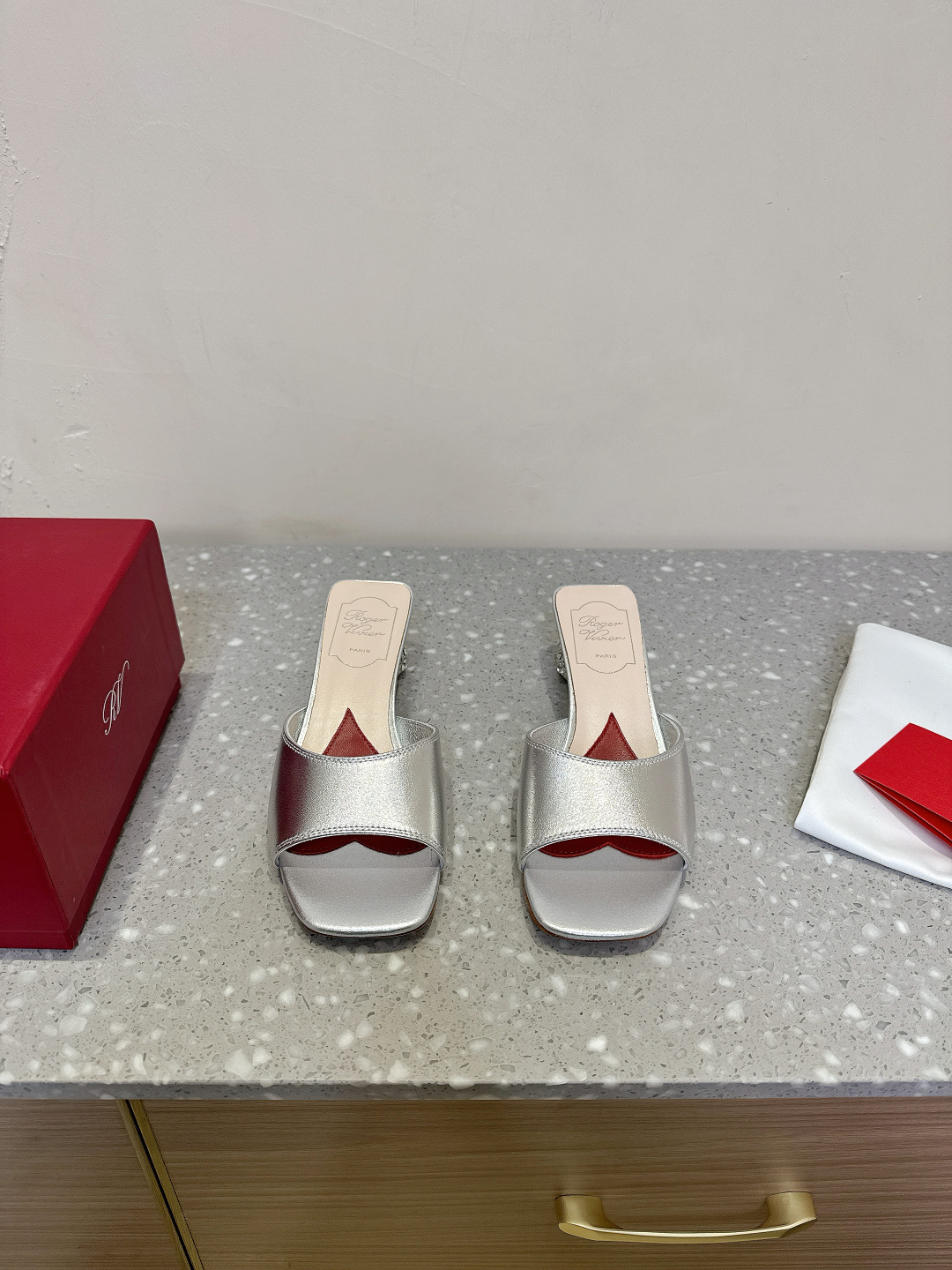 NO:238368,Roger Vivier 25ss Spring and Summer New Style, Bright Diamond Buckle, Semi-slipper, Elegant Temperament, Any combination of the new ones is amazing, the foot feels great, no matter what you have tried, it cannot escape its charm. The square toe design of the toe is smooth and beautiful, the materials are very particular, the toughness is soft, delicate, and it is very comfortable to wear! The simple and atmospheric square buckle is paired with beautiful and gentle colors. The upper is original custom cowhide, inner foot pad sheepskin, heel height 4.5cm, outsole imported from Italy, size 35-39 (40 customization, no return and exchange), slippers, roger vivier, slippers, cowhide, sheepskin, Leather soles19860909Roger Vivier 25ss春夏新款 璀璨钻扣 半拖鞋 气质优雅 随便搭配都散发出高贵气息 新出的这款绝了 脚感好到不得了 试过的都逃不出它的魅力 鞋头方头设计线条流畅优美 用料很讲究,韧性够软,细腻,上脚超舒服!简约大气的方扣配上靓丽温柔的颜色 鞋面原版定制牛皮 内里垫脚羊皮 跟高4.5cm 大底意大利进口真皮大底 码数35-39（40定制不退换）,拖鞋,roger vivier,slippers,cowhide,sheepskin,Leather soles,Women's Shoes