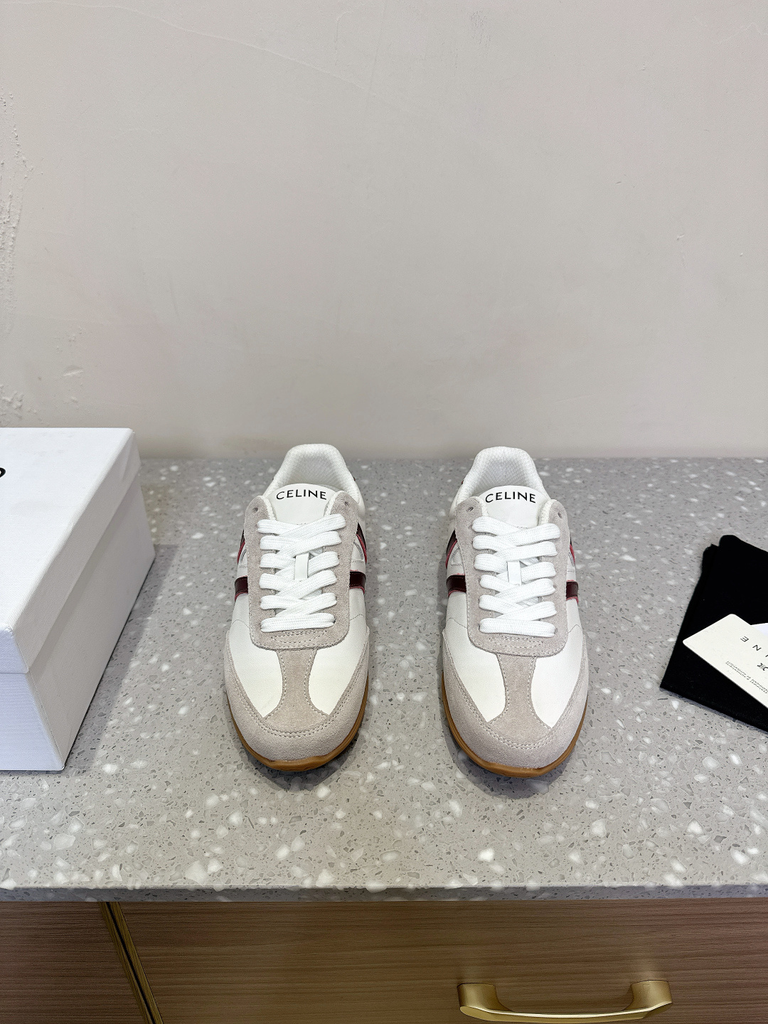 NO:233772,Celine 25ss early spring new casual shoes German training sneakers A pair of shoes full of street feel, the latest big C design is very good. This shoe has its own unique design. The leather upper is very easy to manage, unique and unique. The LOGO on the side and heel makes it simple and uneven, a perfect pair of white shoes~~ The upper is imported suede/cowhide/horse hair. The inner foot pads are breathable mesh inner. The sole is original TPU foamed sole. Size35-40 (40 custom-made, no return or exchange), casual shoes/sports, celine, celine, sneakers, cowhide, chamois leather19860909Celine 赛琳 25ss早春新款 休闲鞋 德训运动鞋 充满街头感的一双鞋子,最新大C设计非常赞 这款鞋有它自己独特的设计 皮革鞋面非常好打理,独出心裁,别具一格,侧面与后跟的LOGO让他简单又不失调性,完美的一双小白鞋~~ 鞋面原版进口麂皮/牛皮/马毛 内里垫脚透气网纱内里 鞋底原版TPU发泡大底 Size35-40（40定做不退换）,休闲鞋/运动鞋,celine,celine,sneakers,cowhide,chamois leather,Women's Shoes