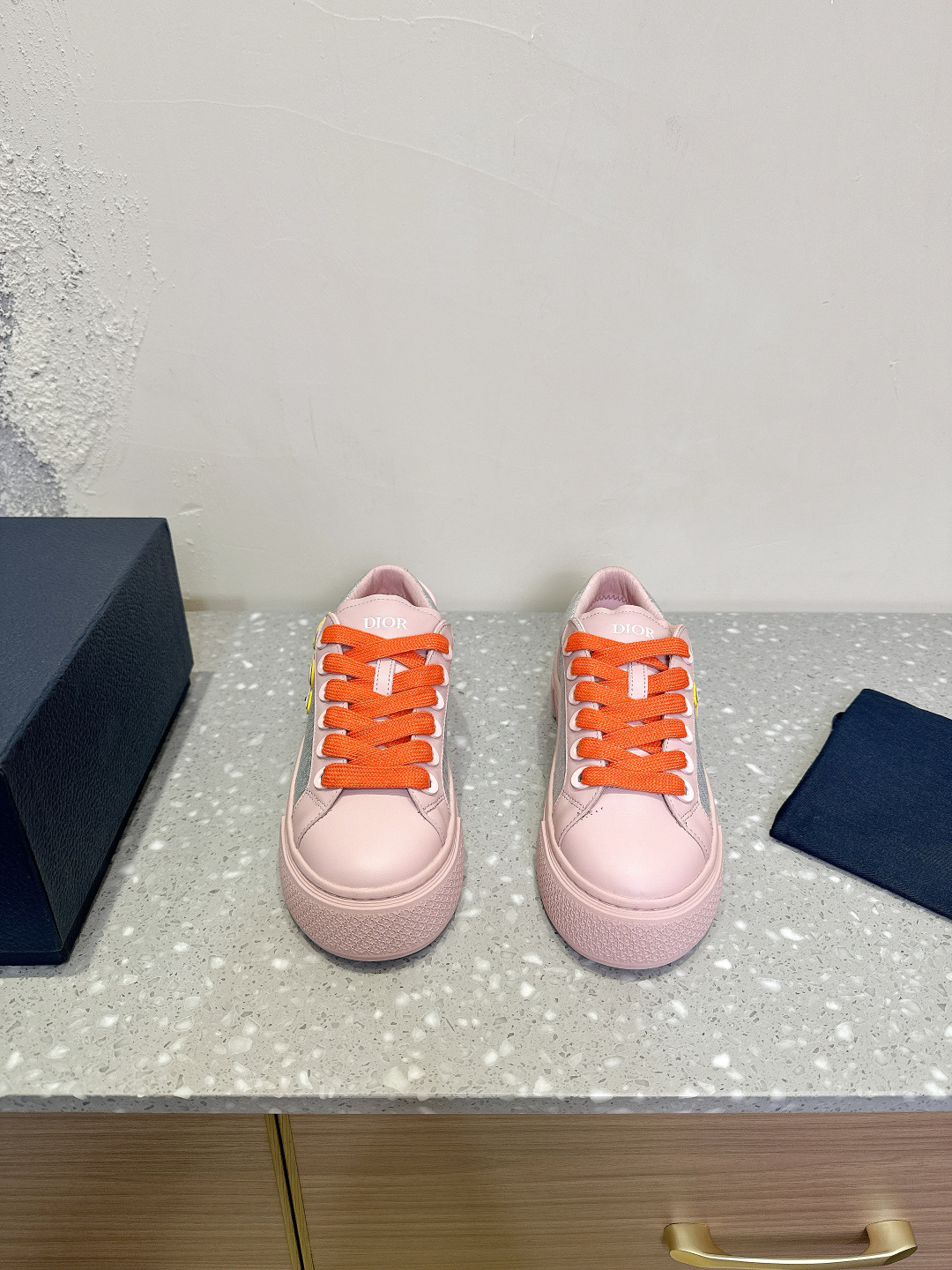 NO:233890,Dior B33 series latest snake year limited casual sneakers skateboard shoes Sneakers are new products for fall 2023, reinterpreting classic tennis shoes, stylish silhouettes highlight the thick feeling. They are carefully crafted from navy blue and white jacquard fabrics, decorated with Oblique prints, suede inserts, unique padded tongues embossed with Dior embossed logos, navy blue mohair wide laces and matte tone finish brass eyelets. White Dior Oblique patterned rubber sole, and the back is decorated with a contrasting Dior 30 Avenue Montaigne logo to enhance the style. It can add a stylish temperament to the casual look. The delivery counter is exquisitely packaged. The fabric is original custom-made Oblique/cowhide Inner original custom sheepskin   breathable mesh  Original sole open mold-proof anti-slip TPU material, sole thickness 4cm Size35-39 (40 customization, no return or replacement), casual shoes/sports shoes, dior, dior, sneakers, cowhide, sheepskin19860909迪奥Dior B33系列 最新蛇年限定 休闲 运动鞋 滑板鞋 运动鞋是二零二三秋季新品,重新诠释经典的网球鞋,时尚的廓形突显厚实感.采用海军蓝色和白色提花面料精心制作,饰以 Oblique 印花,搭配绒面革镶片,别具一格的加垫鞋舌点缀以 Dior 压花标志,搭配海军蓝色马海毛宽鞋带和哑光同色调饰面黄铜孔眼. 白色 Dior Oblique 图案橡胶鞋底,后侧饰以对比鲜明的 Dior 30 Avenue Montaigne 标志提升格调.可为休闲造型增添时尚气质 配送专柜精美包装 面料原版定制Oblique老花/牛皮 内里原版定制羊皮 透气网里 鞋底原版开模防滑TPU材质 底厚4cm Size35-39（40定制不退换）,休闲鞋/运动鞋,dior,dior,sneakers,cowhide,sheepskin,Women's Shoes