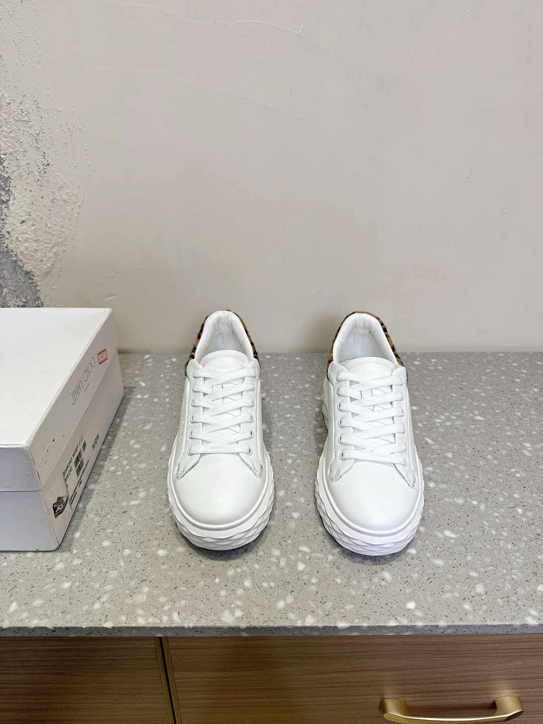 NO:233887,Jimmy choo Zhou Yangjie 25ss Spring and Summer New Diamond Sports Shoes Casual Shoes Adopt brand elements diamond-resistant multi-faceted cutting and shaping three-dimensional sense. The sole is glittering with brand glittering powder coating. The gradually thinner and thicker design makes the visual without any sense of compression. A fashionable, comfortable, versatile and luxurious Diamond Sports Shoes worth owning. Original imported fabric, cowhide, grite, inner foot pad original sheepskin outsole original custom rubber combination sole Size35-39 (40 customization, no return and exchange), casual shoes/sports shoes, jimmy choo, sneakers, cowhide, sheepskin19860909Jimmy choo 周仰杰 25ss春夏新款 Diamond 运动鞋 休闲鞋 采用品牌元素防钻石多面切割塑形立体感十足 鞋底采用品牌闪粉覆膜工艺闪闪发光 渐薄厚增高设计让视觉没有丝毫压迫感上脚更舒适 一款时尚、舒适、百搭、奢华于一体的Diamond运动鞋值得拥有 面料原版进口头层牛皮/格丽特 内里垫脚原版羊皮 大底原版定制橡胶组合大底 Size35-39（40定制不退换）,休闲鞋/运动鞋,jimmy choo,sneakers,cowhide,sheepskin,Women's Shoes