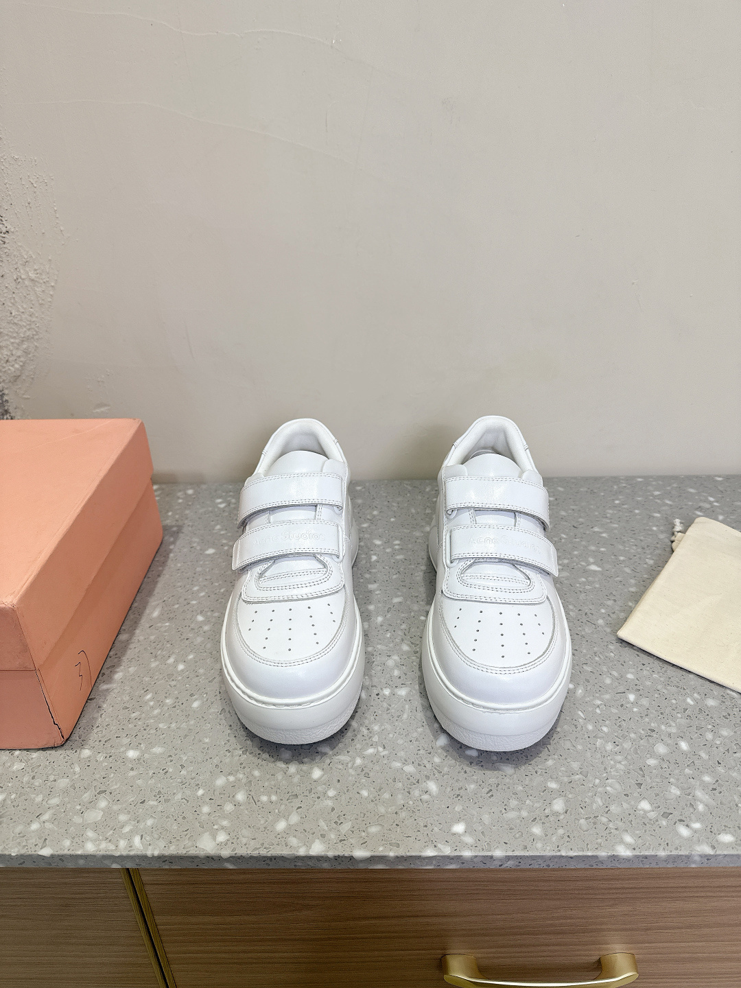 NO:238362,Acne studios x Moomin Co-branded model Latest popular model Smiling face Velcro white shoes Thick sole Casual sports shoes Original purchase and development Made in goods This Velcro sneaker sports shoes draws design inspiration from tennis shoes in the 1980s, made of leather, decorated with emoticon logo patterns, exquisite packaging for delivery counter Fabric: Original custom imported top layer cowhide Inner: Original custom breathable net Outsole: Original open mold-proof rubber outsole Sole thickness: 6cm Size: 35-39 (40 custom-made non-return and exchange), casual shoes/sports shoes, acne studios, dior, sneakers, cowhide19860909Acne studios x 姆明 联名款 最新爆款 笑脸 魔术贴 小白鞋 厚底 休闲 运动鞋 原版购入开发 做货 此款魔术贴运动鞋从上世纪八十年代网球鞋汲取设计灵感,选用皮革制成,饰有表情徽标图案 配送专柜精美包装 面料: 原版定制进口头层牛皮 内里: 原版定制透气网里 大底: 原版开模防滑橡胶大底 底厚: 6cm Size: 35-39（40定制不退换）,休闲鞋/运动鞋,acne studios,dior,sneakers,cowhide,Women's Shoes