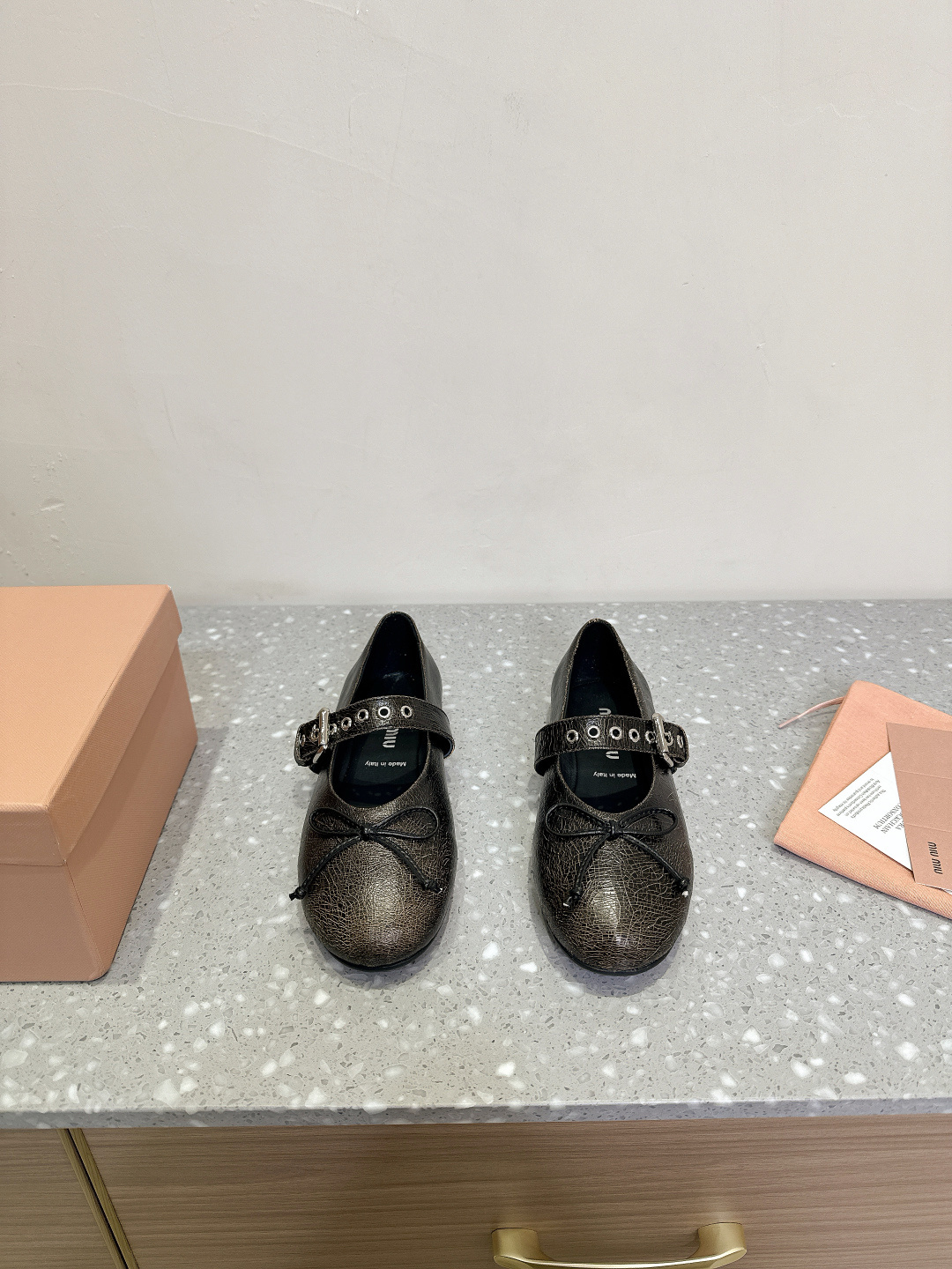 NO:238365,Miu Miu 25ss new spring and summer ballet shoes The Miao family integrates the agility of ballet into daily life. It uses modern brushstrokes to portray the classic outline of dance shoes!  Super soft patent leather ballet shoes. Draw inspiration from classic Japanese shoes. Simple but not complicated, suitable for a variety of styles. The steps are flexible and fashionable. The upper is imported patent leather, the inner water dyed sheepskin, the original open molded rubber sole Size35-39 (40 customized, no return or exchange), ballet shoes, miumiu, sheepskin19860909Miu Miu 缪缪 25ss 春夏季新款 芭蕾舞鞋  缪家以芭蕾的灵动意韵融于日常. 以现代笔触刻画舞鞋经典轮廓！ 超软的漆皮皮质款芭蕾舞鞋. 从经典日式鞋履汲取灵感. 简而不繁适合多种造型. 步履之间灵动时髦. 鞋面原版进口漆皮 内里水染羊皮 大底原版开模橡胶大底 Size35-39（40订做不退换）,芭蕾舞鞋,miumiu,sheepskin,Women's Shoes