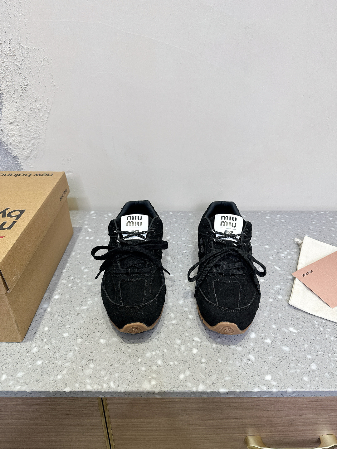 NO:238367,Miumiu x New Balance 25ss joint show style, German training shoes, casual shoes, super invincible hottest. No matter how you wear it, please don’t miss this pair of 530 series sneakers. It’s very easy to match!  Making a pair of uppers is equivalent to three pairs of shoes with a working time of 24S, the most sincere work of spring, original imported ox-back hair, inner footbed mesh, original TPU non-slip rubber sole, shoelace specific double-color shoelaces and leather tailoring shoelaces Size35-40 (40 custom made without return), casual shoes/sports shoes, miumiu, sneakers19860909Miumiu x New Balance 25ss联名走秀款 德训鞋 休闲鞋 超级无敌大热门,无论你如何穿搭请都不要放过这一双530系列的运动鞋 非常好搭配！ 做一双鞋面相当于三双鞋子的工时24S最具诚意的开春之作 面料原版进口牛反毛 内里垫脚网布 大底原版TPU防滑橡胶大底 鞋带特定双色鞋带加真皮裁条鞋带做工 Size35-40（40订做不退换）,休闲鞋/运动鞋,miumiu,sneakers,Women's Shoes