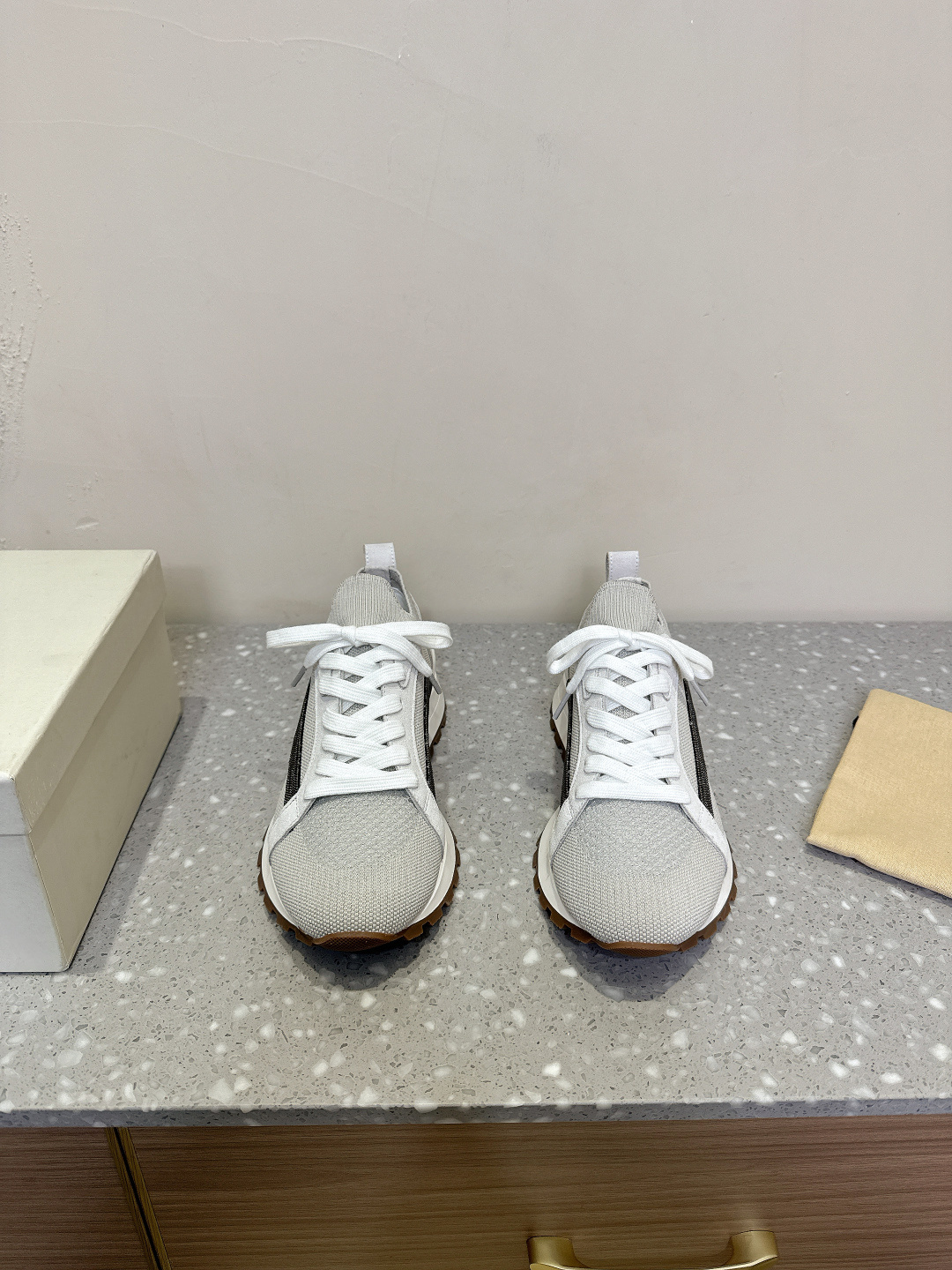 NO:238360,Brunello Cucinelli 25ss early spring new style lace-up casual shoes sneakers minimalist style, pure handmade tandem bead chain accessories!  Retro and high-end!  Simple and elegant, very pleasing style!  The King of Advanced and All-Match is completely unresisting!  Very good and comfortable feet!  It looks ordinary, thin and handsome in dressing!  No limit to any occasion, daily work, fashionable and capable!  Super versatile!  Super durable, original imported suede/imported cowhide, inner foot pad sheepskin, original open mold TPU rubber sole, Size35-41 (40.41 custom made, no return or exchange), casual shoes/sports shoes, brunello cucinelli, sneakers, cowhide, sheepskin, chamois leather19860909Brunello Cucinelli 25ss早春新款 系带 休闲鞋 运动鞋 极简主义风格,纯手工串联珠链配饰！复古又高级！简约又大气 属于非常耐看的款式！高级百搭之王 完全没有抵抗力！脚感很好很舒服！ 看起来平平无奇,穿起来又瘦又帅！不局限任何场合,日常工作、时尚又干练！超级百搭！超级耐看 鞋面原版进口麂皮/进口牛皮 内里垫脚羊皮 鞋底原版开模TPU橡胶大底 Size35-41（40.41订做不退换）,休闲鞋/运动鞋,brunello cucinelli,sneakers,cowhide,sheepskin,chamois leather,Women's Shoes