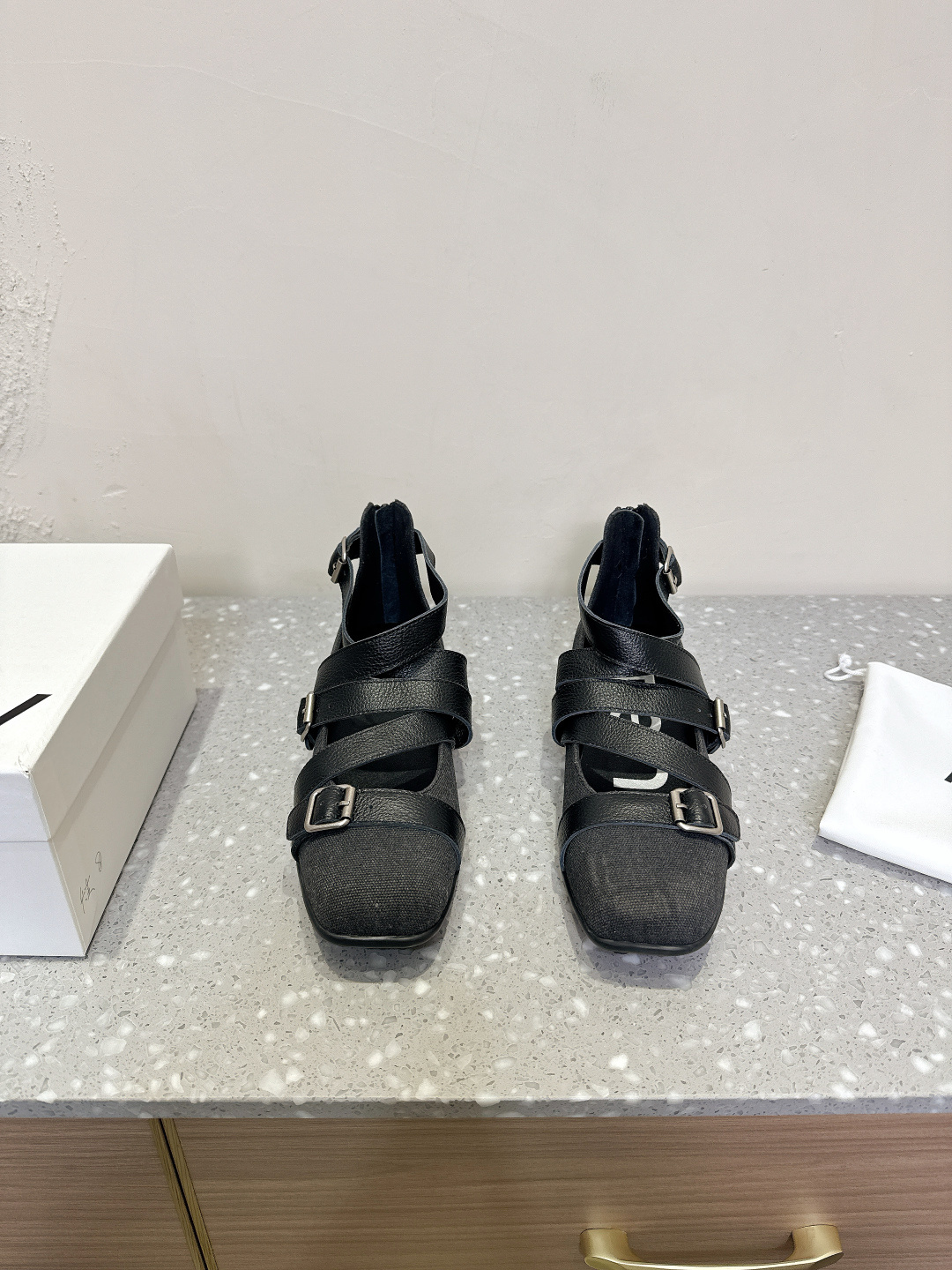 NO:238358,Open YY niche trendy brand 25ss spring and summer new Korean retro ballet shoes The new model continues to be in the new market!  Openyy's latest ballet shoes This one is also very beautiful!  If you look carefully, it seems that it will shine under the light. The mesh design can perfectly show the foot shape. The double buckle design can be used to DIY. You can DIY any style you want and match the same style of shoes!  Original custom imported cowhide, inner foot pad, sheep lining, original pure natural rubber sole, Size35-40 (40 custom made, no return or exchange), ballet shoes, cowhide19860909Open YY 小众潮牌 25ss春夏新款 韩国 复古 芭蕾鞋 新款持续上新中！openyy最新款芭蕾舞鞋 这款也很美的噜！ 仔细看好像在光下会闪光哎,网状的设计可以完美的展示脚型,双扣带的设计可以多种选择来diy 可以diy出任何你想要的风格,去搭配同款风格的鞋子！ 鞋面原版定制进口牛皮 内里垫脚羊里 大底原版纯天然橡胶大底 Size35-40（40订做不退换）,芭蕾舞鞋,cowhide,Women's Shoes