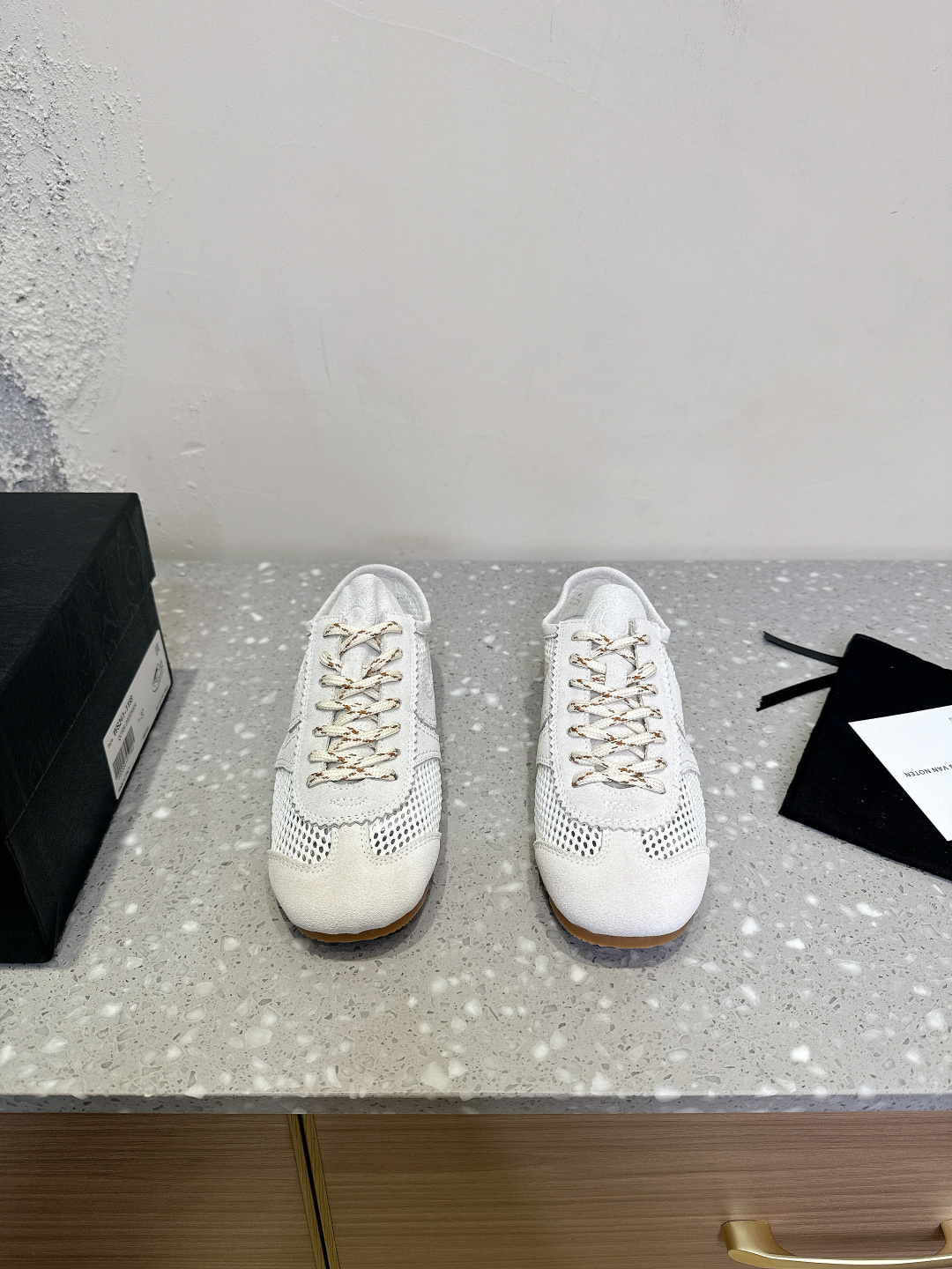 NO:238370,Couple model Dries Van Noten DVN Niche trendy brand Retro Fairy shoes Marathon Casual Sports shoes DVN sneakers Designers create practical and design-friendly sports shoes by transforming, twisting and subverting classic elements. The new season of suede sneakers is inspired by the marathon competitive sports in the 1970s. The shoe shape is designed with marathon sneakers and is matched with green, red, orange and other colors with vitality. DVN representative colors. The upper is spliced ​​with suede, soft cowhide and other materials, and matched with this year's popular nylon twisted rope shoelaces, which are perfectly balanced with practicality and fashion. The delivery counter is exquisitely packaged. The fabric is imported from original imported suede suede, original imported soft leather. The sole is original open mold-proof anti-slip raw rubber material. The bottom is 2CM thick.  Size35-44 (female size 40, male size 45 customized without return or exchange), casual shoes/sports shoes, sneakers, cowhide, chamois leather19860909情侣款 Dries Van Noten DVN 小众潮牌 复古 德训鞋 马拉松 休闲 运动鞋 DVN运动鞋 设计师通过改造、扭曲和颠覆经典元素,打造出实用而富有设计感实穿的运动鞋履.新一季的麂皮运动鞋,灵感来源于70年代的马拉松竞技运动.鞋型以马拉松运动鞋为设计原型,搭配极具生命力色彩的绿色、红色、橙色等 DVN代表性的色彩,鞋面由麂皮、柔软牛皮等材质拼接而成,并搭配今年流行的尼龙扭绳鞋带,实用性与时尚性得到完美的平衡 配送专柜精美包装 面料原版进口绒面麂皮 内里原版进口柔软皮里 鞋底原版开模防滑生胶材质 底厚2CM Size35-44（女码40,男码45定制不退换）,休闲鞋/运动鞋,sneakers,cowhide,chamois leather,Women's Shoes