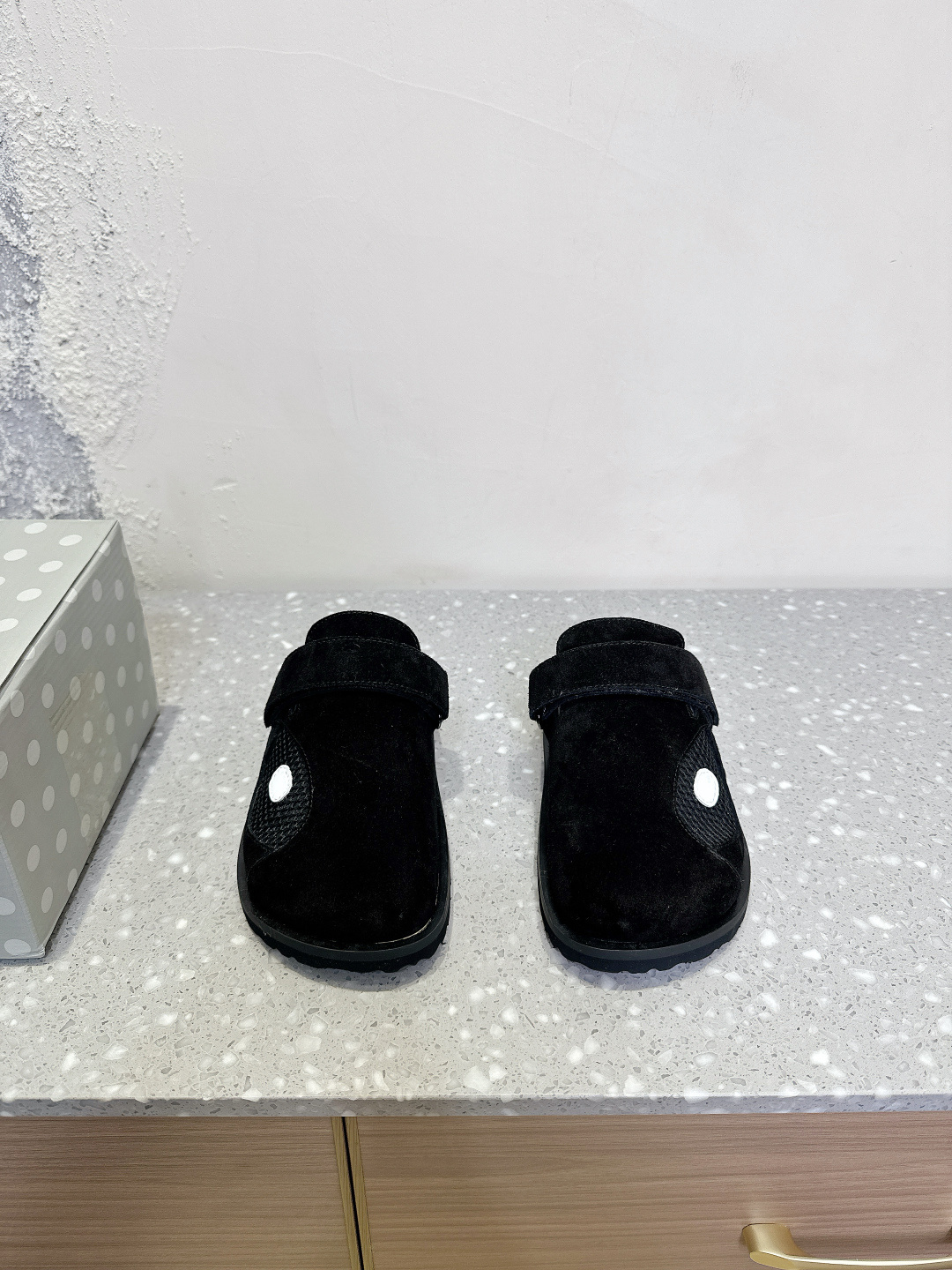 NO:238375,Birkenstock 25ss early spring new style Baotou half-drag These two brands were tempted as soon as they were jointly issued. I found a long time to buy the goods. It’s really hard to find shoes. It’s really super good-looking. Sisters make it for me. Original imported suede/imported cowhide inner footbed cowhide. Original IP foamed sole Size35-40 (40 custom made without return or exchange), semi-drag, birdenstock, cowhide, chamois leather19860909Birkenstock 博肯 25ss早春新款 包头半拖 这两个品牌刚出联名我就心动了 代购找很久才买到货,真的一鞋难求,真的超级好看,姐妹们给我冲 面料原版进口麂皮/进口牛皮 内里垫脚牛皮 大底原版IP发泡大底 Size35-40（40订做不退换）,半拖,birkenstock,cowhide,chamois leather,Women's Shoes