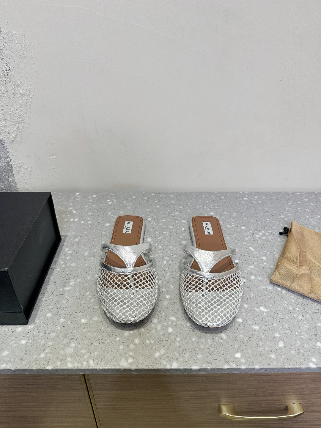 NO:239083,ALAIA niche trendy brand, 25ss spring and summer new style, fishing net flat sole, foot clip flip flops sandals, high-end first-tier high-end high-end high-end brand in France!  The last craftsman in the fashion industry is only loyal to the creation of cutting that shows the curves of women's bodies!  Always selling stylish women's shoes with a full sense of fashion. The Paris fashion industry and the whole world are well-known Ladygaga, Madonna, are both admirers and number one fan of ALA@!  It's really amazing to wear, and it can be matched all seasons!  True love, Wang Bang Kaikai series The upper uses original customized woven mesh spliced ​​cow patent leather, inner foot pad water dyed sheepskin sole imported from Italy, size 35-39 (40 custom made without return), ballet shoes, alaia, sandals, sheepskin, Leather soles19860909ALAIA 小众潮牌 25ss春夏新款 渔网面平底 夹脚 人字拖凉鞋 法国高端一线高定品牌！时尚界最后的手艺人 只忠于展现女性身体曲线的裁剪之创于始！ 一直主售时装感十足的型格女鞋 巴黎时装界以及全世界都享有盛誉Ladygaga ,麦当娜, 都是ALA@的崇拜者和头号丝粉！上脚真的绝绝的,四季都可搭配！真心大爱,王炸开挂系列 鞋面采用原版定制编织网面拼接牛漆皮 内里垫脚水染羊皮 鞋底意大利进口真皮大底 码数35-39（40定做不退换）,芭蕾舞鞋,alaia,sandals,sheepskin,Leather soles,Women's Shoes