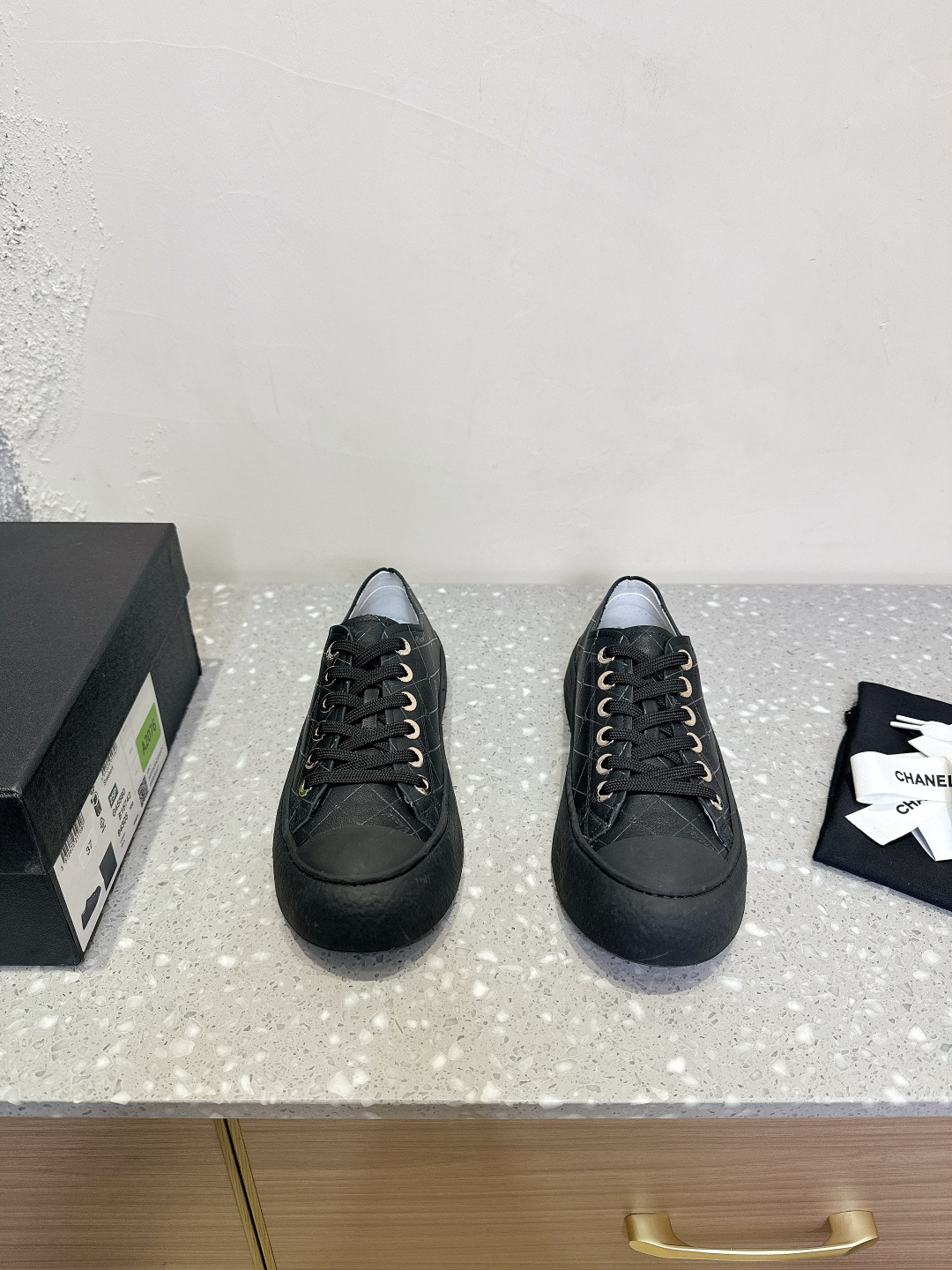 NO:238364,Chanel Chanel 25ss early spring new style biscuit shoes casual shoes developed for several months finally came out Top casual sneakers for counter This classic design has a variety of craftsmanship and electric embroidery styles. The sole is fashionable and sporty. It has an extraordinary variety of color matching elements... The diversified mix and match is very beautiful and versatile, casual, fashionable, sports, and outdoors... The upper uses original top layer cowhide, inner foot pad sheepskin, outsole, original TPU combination sole Size35-40 (40 custom made without return or exchange), casual shoes/sports shoes, chanel, chanel, sneakers, cowhide, sheepskin19860909Chanel 香奈儿 25ss早春新款 饼干鞋 休闲鞋 开发了几个月最高版本终于出来了 专柜顶级休闲款运动鞋 这款经典设计 鞋面多种工艺电绣的风格 大底却时尚运动 不平凡的拥入了多种配色元素…… 多元化混搭非常好看百搭,休闲,时尚,运动,户外都能兼顾…… 鞋面采用原版头层牛皮 内里垫脚羊皮 大底 原版TPU组合大底 Size35-40（40定做不退换）,休闲鞋/运动鞋,chanel,chanel,sneakers,cowhide,sheepskin,Women's Shoes