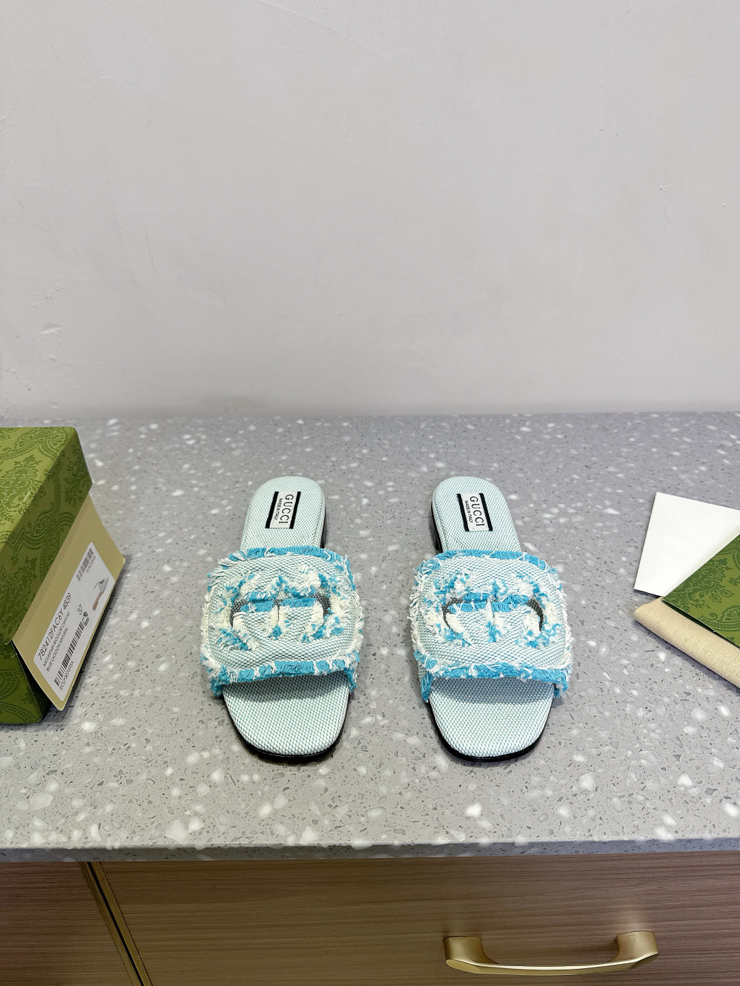 NO:238357,Gucci 25ss early spring new style Interlocking double G hollow slippers This item is from the Gucci Lido series, and the design is inspired by the summer style and beach clubs on the Italian coast. The new series continues to refine and interpret the brand's classic symbolic elements from a new perspective. Taking inspiration from the 1970s collection design that injects glory into the brand, the interlocking double G is refreshed with hollow details on this light pink and yellow suede sandal. The delivery counter is exquisitely packaged. The fabric is customized first layer cowhide/Niujing. The inner footbed imported sheepskin. The sole is original Italian leather big sole.  Size35-40 (40 customization, no return or exchange), slippers, gucci, gucci, sandals, slippers, cowhide, sheepskin, Leather soles19860909Gucci 古驰 25ss早春新款 互扣式 双G 镂空 拖鞋 这款单品出自Gucci Lido系列,设计灵感源自意大利海岸的夏日风情和海滩俱乐部. 新推系列继续以全新视角焕新演绎和诠释品牌经典符号元素. 从为品牌注入荣光的20世纪70年代典藏设计撷取灵感,互扣式双G在这款浅粉色和黄色绒面材质凉鞋上以镂空细节焕新呈现 配送专柜精美包装 面料原版定制头层牛皮/牛京 内里垫脚进口羊皮 鞋底原版意大利真皮大底 Size35-40（40定制不退换）,拖鞋,gucci,gucci,sandals,slippers,cowhide,sheepskin,Leather soles,Women's Shoes