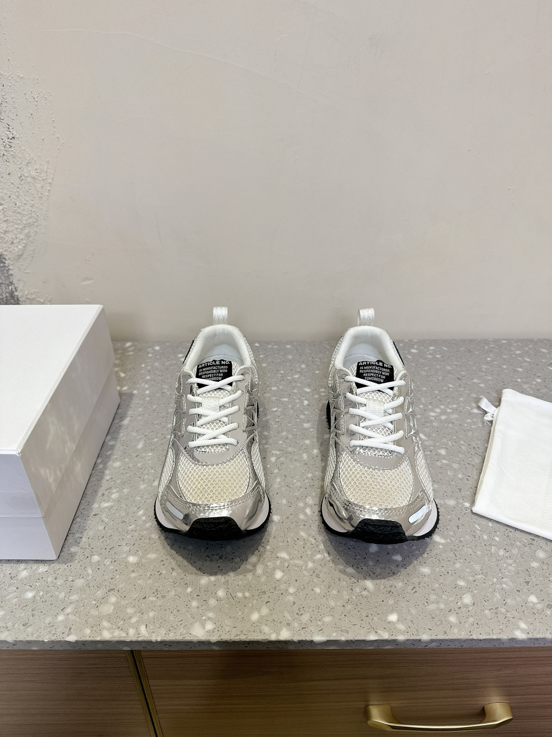 NO:238340,ARTICLE NO. Niche trendy brand 25ss early spring new style retro mesh casual shoes sports shoes blend classic design and modern craftsmanship to create a shoe that is both retro and fashionable. The fabric material is light and breathable, providing a comfortable wearing experience while keeping the body soft and flexible. Whether it is daily wear or sports and leisure, the fabric series can bring you a unique style and texture, showing personality and taste. The upper is customized Niujing/cowhide/mesh, the inner foot pad original fabric sole original EVA two-color combination rubber outsole size 35-40 (40 custom made without return or exchange), casual shoes/sports shoes, christian louboutin, sneakers, cowhide19860909ARTICLE NO. 小众潮牌 25ss早春新款 复古 网面 休闲鞋 运动鞋 融合经典设计与现代工艺,打造出兼具复古与时尚的鞋款. 织物材质轻盈透气,提供舒适的穿着体验,同时保持鞋身的柔软与灵活. 无论是日常穿搭还是运动休闲,织物系列都能为你带来独特的风格与质感,展现个性与品味. 鞋面原版定制牛京/牛皮/网面 内里垫脚原版布 鞋底原版EVA双色组合橡胶大底 尺码35-40(40订做不退换）,休闲鞋/运动鞋,christian louboutin,sneakers,cowhide,Women's Shoes