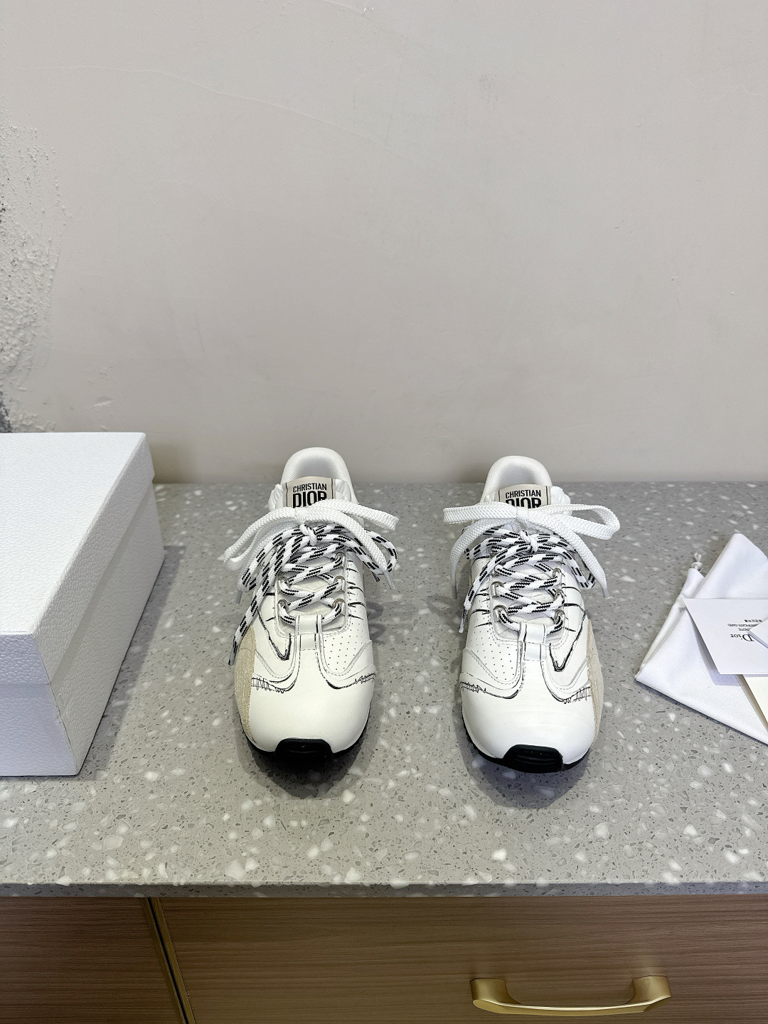NO:238351,Dior D-Sketch series Graffiti German training shoes Casual sports shoes D-Sketch sneakers show at Dior 2025 Spring and Summer Ready-to-wear series, highlighting the classic retro aesthetic. It is carefully crafted from white nylon and cowhide leather, decorated with printed logos inspired by the shoe production stage, paired with beige suede cowhide leather inserts and pair of shoelaces. The side is decorated with a handwritten Christian Dior Paris logo, and the heel and tongue are embellished with Christian Dior Paris logo inserts and signs. It is paired with a two-color slim rubber sole and adds a high order temperament to various casual styles. The delivery counter is exquisitely packaged Fabric: Original custom cowhide/graffiti Inner footbed breathable mesh Sole original open mold-proof rubber outsole Sole 2CM thick  Size35-40 (40 custom made without return or exchange), casual shoes/sports shoes, dior, dior, sneakers, cowhide19860909Dior 迪奥 D-Sketch系列 涂鸦 德训鞋 休闲 运动鞋 D-Sketch 运动鞋于迪奥二零二五春夏成衣系列发布秀精彩亮相,彰显经典的复古美学.采用白色尼龙和牛皮革精心制作,饰以灵感源自鞋履制作阶段的印花标志,搭配米色绒面牛皮革镶片和双鞋带. 侧面饰以手写风格的 Christian Dior Paris 标志,鞋跟和鞋舌点缀以 Christian Dior Paris 标志镶片和标牌.搭配双色纤薄橡胶鞋底更显精致,可为各式休闲造型增添高订气质 配送专柜精美包装 面料:原版定制牛皮/涂鸦 内里垫脚透气网里 鞋底原版开模防滑橡胶大底 底厚2CM Size35-40（40定制不退换）,休闲鞋/运动鞋,dior,dior,sneakers,cowhide,Women's Shoes
