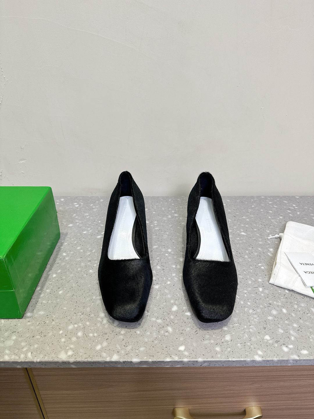 NO:238346,Bottage Veneta BV 25ss Spring and summer new style, cat heels, leopard print, single shoes, heels, design comfortable and fashionable, making you love it! It is both elegant and noble. Elegant material is used on shoes, intellectually elegant and capable, full of high-end small square head design is beautiful, comfortable and high-end, making travel more comfortable and confident. The upper uses original customized horse hair, inner foot pad mixed-bred sheepskin, sole original imported Italian leather sole size35-39 (40 customization, no return and exchange), high heels, bottega veneta, bottega veneta, high heels, sheepskin, Leather soles19860909Bottage Veneta BV 25ss春夏新款 猫跟马毛 豹纹 单鞋 跟鞋 设计舒适时尚 让你爱不释手! 既显气质又显高贵. 优雅材质运用在鞋履上知性优雅干练,满满的高级感小方头设计美美哒 舒适高端 让出行更舒适 自信 鞋面采用原版定制马毛 内里垫脚混种羊皮 鞋底原版意大利进口真皮大底 size35-39（40定制不退换）,高跟鞋,bottega veneta,bottega veneta,high heels,sheepskin,Leather soles,Women's Shoes