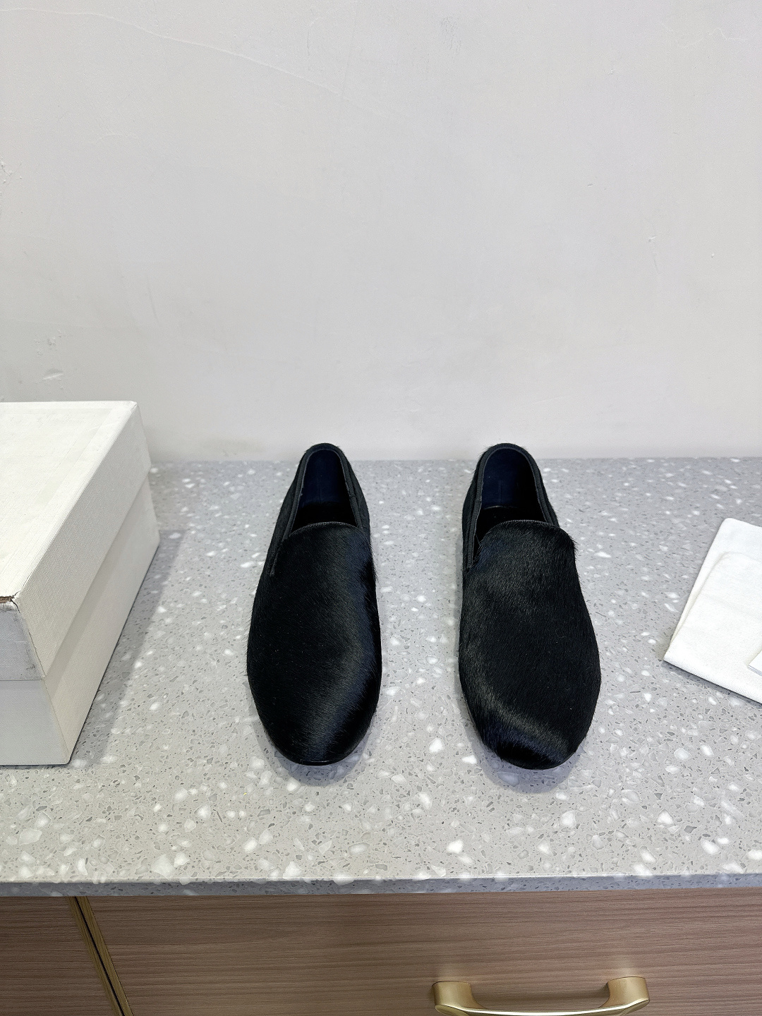 NO:238350,Celine Arc de Triomphe 25ss spring and summer new style single shoes loafers full of high-end feel, internet celebrity ins grass planting artifact, very retro style, full of aura, very novel design style, high-end and very comfortable. The imprinted celine logo highlights the brand charm. Original imported ox back velvet/imported horsehair inner foot pad sheepskin outsole original Italian leather outsole Size35-40 (40 custom made without return or exchange), loafers, celine, celine, loafers, sheepskin, Leather soles19860909Celine赛琳 凯旋门 25ss春夏新款 单鞋 乐福鞋 高级感十足 网红ins种草神器、非常复古风、气场十足单品、设计风格非常新颖、高档且非常舒适. 压印celine标志彰显品牌魅力 面料原版进口牛反绒/进口马毛 内里垫脚羊皮 大底原版意大利真皮大底 Size35-40（40定做不退换）,乐福鞋,celine,celine,loafers,sheepskin,Leather soles,Women's Shoes