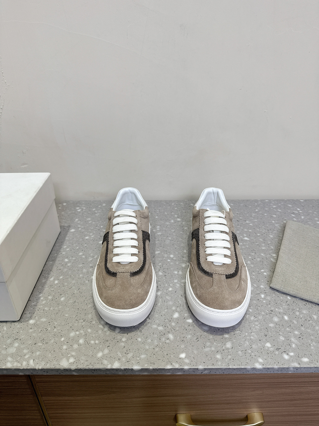 NO:238344,Brunello Cucinelli 25ss early spring new style lace-up series casual shoes minimalist style, pure handmade tandem bead chain accessories!  Retro and high-end!  Simple and elegant, very pleasing style!  The King of Advanced and All-Match is completely unresisting!  Very good and comfortable feet!  It looks ordinary, thin and handsome in dressing!  No limit to any occasion, daily work, fashionable and capable!  Super versatile!  Super durable, imported suede/imported cowhide, imported sheepskin, sole original open mold TPU sole Size35-39 (40.41.42 custom-made, non-return and exchange), casual shoes/sports shoes, brunello cucinelli, sneakers, cowhide, sheepskin, chamois leather19860909Brunello Cucinelli 25ss早春新款 系带系列 休闲鞋 极简主义风格,纯手工串联珠链配饰！复古又高级！简约又大气, 属于非常耐看的款式！高级百搭之王 完全没有抵抗力！脚感很好很舒服！看起来平平无奇,穿起来又瘦又帅！不局限任何场合,日常工作、时尚又干练！超级百搭！超级耐看 鞋面进口麂皮/进口牛皮 内里进口羊皮 鞋底原版开模TPU大底 Size35-39（40.41.42定制不退换）,休闲鞋/运动鞋,brunello cucinelli,sneakers,cowhide,sheepskin,chamois leather,Women's Shoes