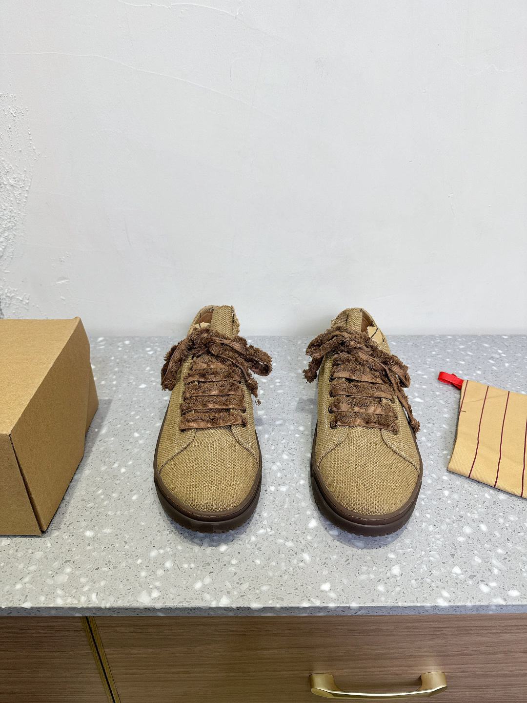 NO:238349,(Male models limited) Uma Wang Niche trendy brand 25ss Spring and Summer Laces Canvas Shoes Casual Shoes It's really easy to wear! Linen canvas shoes I haven't been so happy with canvas shoes for a long time. The main feature is an unpopular   chic!!! It's also very suitable to wear herringbone fabrics and wool overalls in the same series as autumn and winter. The rubber soles feel very comfortable. The upper is imported canvas, inner foot pad sheepskin, original custom rubber soles, Size39-43 (44.45 custom made without return), casual shoes/sports shoes, sneakers, sheepskin19860909（限男款）Uma Wang 小众潮牌 25ss春夏 系带 帆布鞋 休闲鞋 真的也太好穿了吧!亚麻帆布鞋 很久没有对帆布鞋这么欢喜过了主打的就是一个冷门 别致!!! 还是人字纹的面料和秋冬同系列的羊毛背带裤一起穿也非常合适 橡胶鞋底脚感很舒适 鞋面原版进口帆布 内里垫脚羊皮 鞋底原版定制橡胶大底 Size39-43（44.45订做不退换）,休闲鞋/运动鞋,sneakers,sheepskin,Women's Shoes